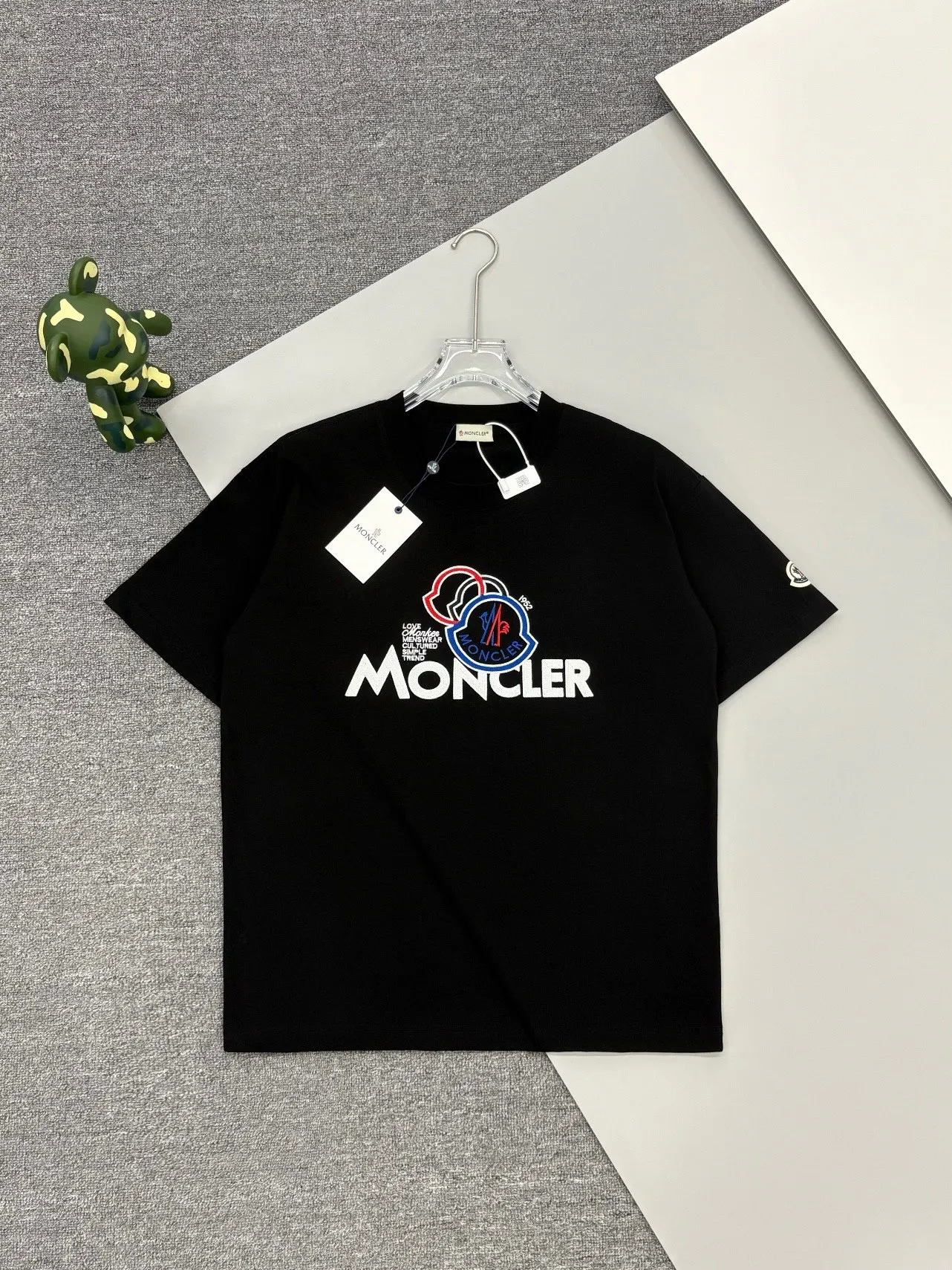 P150 [High Quality] Moncler new 👫 short-sleeved T-shirt, embroidered 🪡 with embroidery on the front and small logo on the cuffs. The latest model is exclusively available online! ! ~It’s both classic and fashionable, who doesn’t love it? It re-presents the classic, very eye-catching, with its own low-luxury aura and recognition! The traditional brand concept and modern advanced technology are perfectly combined. Coupled with an extremely modern and simple design, exclusive logo pattern design! The fabric is customized with 32 counts of 280g pure cotton fabric! The texture of this model is quite impressive. You can tell the specifications and grades at your fingertips. The level of finesse and breathability are top-notch! The same style for men and women, complete with three standards. Color: Black/White Size: S-ⅹL