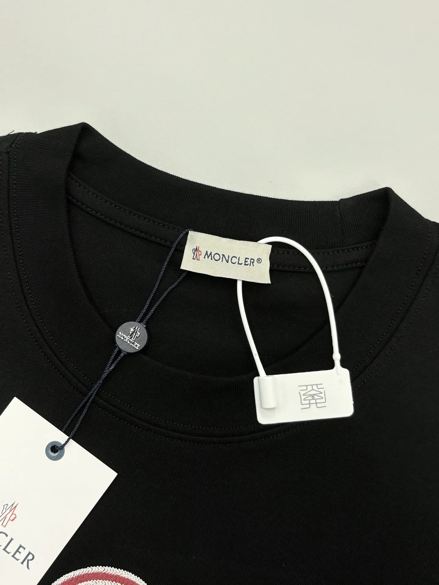 P150 [High Quality] Moncler new 👫 short-sleeved T-shirt, embroidered 🪡 with embroidery on the front and small logo on the cuffs. The latest model is exclusively available online! ! ~It’s both classic and fashionable, who doesn’t love it? It re-presents the classic, very eye-catching, with its own low-luxury aura and recognition! The traditional brand concept and modern advanced technology are perfectly combined. Coupled with an extremely modern and simple design, exclusive logo pattern design! The fabric is customized with 32 counts of 280g pure cotton fabric! The texture of this model is quite impressive. You can tell the specifications and grades at your fingertips. The level of finesse and breathability are top-notch! The same style for men and women, complete with three standards. Color: Black/White Size: S-ⅹL