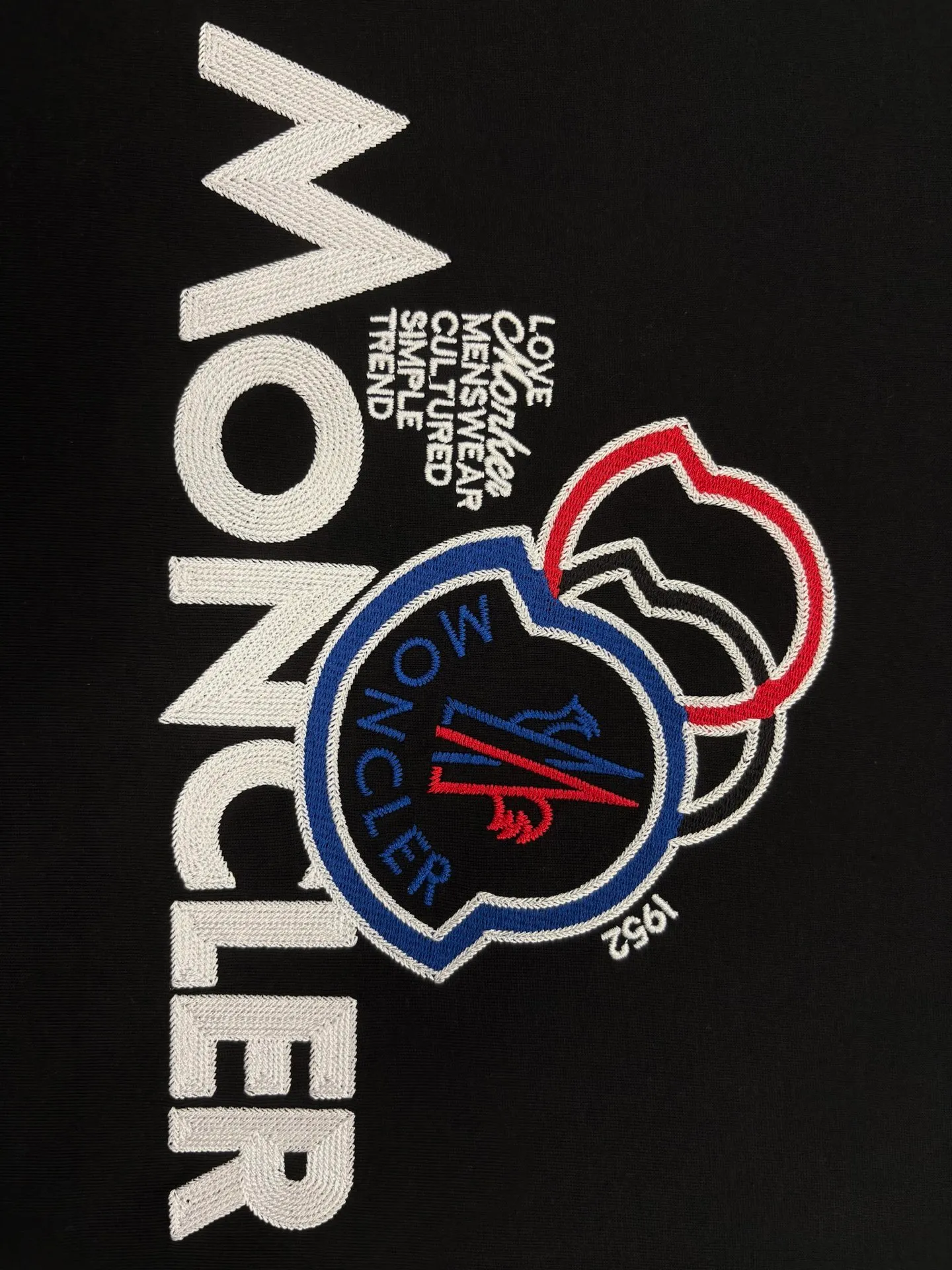 P150 [High Quality] Moncler new 👫 short-sleeved T-shirt, embroidered 🪡 with embroidery on the front and small logo on the cuffs. The latest model is exclusively available online! ! ~It’s both classic and fashionable, who doesn’t love it? It re-presents the classic, very eye-catching, with its own low-luxury aura and recognition! The traditional brand concept and modern advanced technology are perfectly combined. Coupled with an extremely modern and simple design, exclusive logo pattern design! The fabric is customized with 32 counts of 280g pure cotton fabric! The texture of this model is quite impressive. You can tell the specifications and grades at your fingertips. The level of finesse and breathability are top-notch! The same style for men and women, complete with three standards. Color: Black/White Size: S-ⅹL