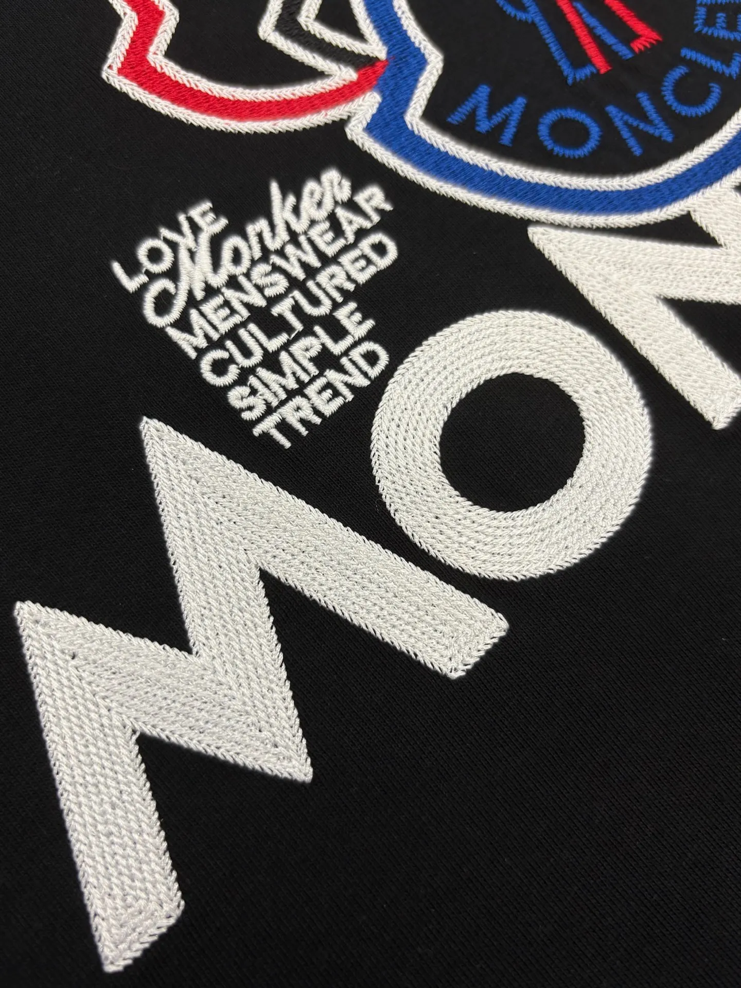 P150 [High Quality] Moncler new 👫 short-sleeved T-shirt, embroidered 🪡 with embroidery on the front and small logo on the cuffs. The latest model is exclusively available online! ! ~It’s both classic and fashionable, who doesn’t love it? It re-presents the classic, very eye-catching, with its own low-luxury aura and recognition! The traditional brand concept and modern advanced technology are perfectly combined. Coupled with an extremely modern and simple design, exclusive logo pattern design! The fabric is customized with 32 counts of 280g pure cotton fabric! The texture of this model is quite impressive. You can tell the specifications and grades at your fingertips. The level of finesse and breathability are top-notch! The same style for men and women, complete with three standards. Color: Black/White Size: S-ⅹL