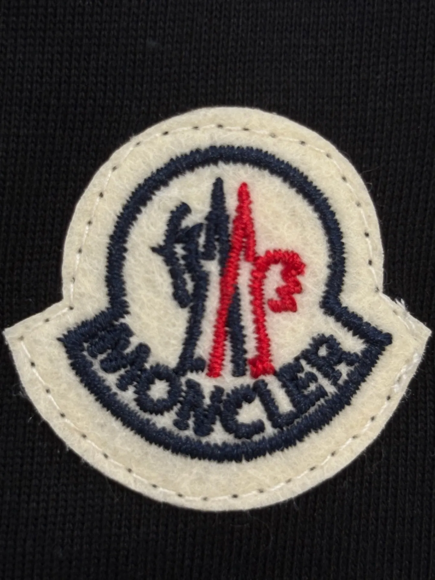 P150 [High Quality] Moncler new 👫 short-sleeved T-shirt, embroidered 🪡 with embroidery on the front and small logo on the cuffs. The latest model is exclusively available online! ! ~It’s both classic and fashionable, who doesn’t love it? It re-presents the classic, very eye-catching, with its own low-luxury aura and recognition! The traditional brand concept and modern advanced technology are perfectly combined. Coupled with an extremely modern and simple design, exclusive logo pattern design! The fabric is customized with 32 counts of 280g pure cotton fabric! The texture of this model is quite impressive. You can tell the specifications and grades at your fingertips. The level of finesse and breathability are top-notch! The same style for men and women, complete with three standards. Color: Black/White Size: S-ⅹL