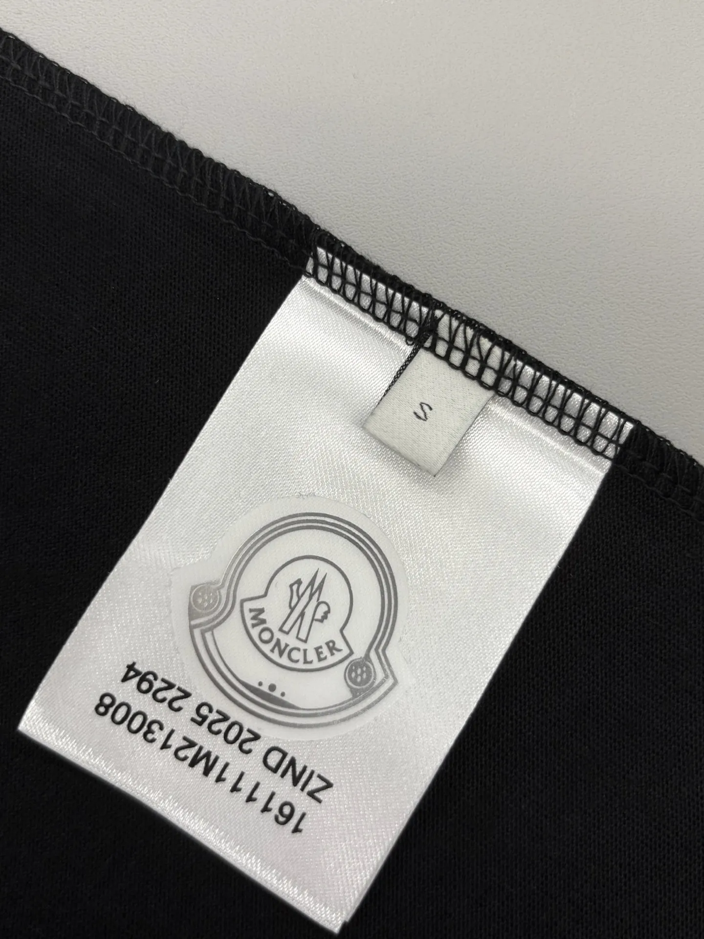 P150 [High Quality] Moncler new 👫 short-sleeved T-shirt, embroidered 🪡 with embroidery on the front and small logo on the cuffs. The latest model is exclusively available online! ! ~It’s both classic and fashionable, who doesn’t love it? It re-presents the classic, very eye-catching, with its own low-luxury aura and recognition! The traditional brand concept and modern advanced technology are perfectly combined. Coupled with an extremely modern and simple design, exclusive logo pattern design! The fabric is customized with 32 counts of 280g pure cotton fabric! The texture of this model is quite impressive. You can tell the specifications and grades at your fingertips. The level of finesse and breathability are top-notch! The same style for men and women, complete with three standards. Color: Black/White Size: S-ⅹL