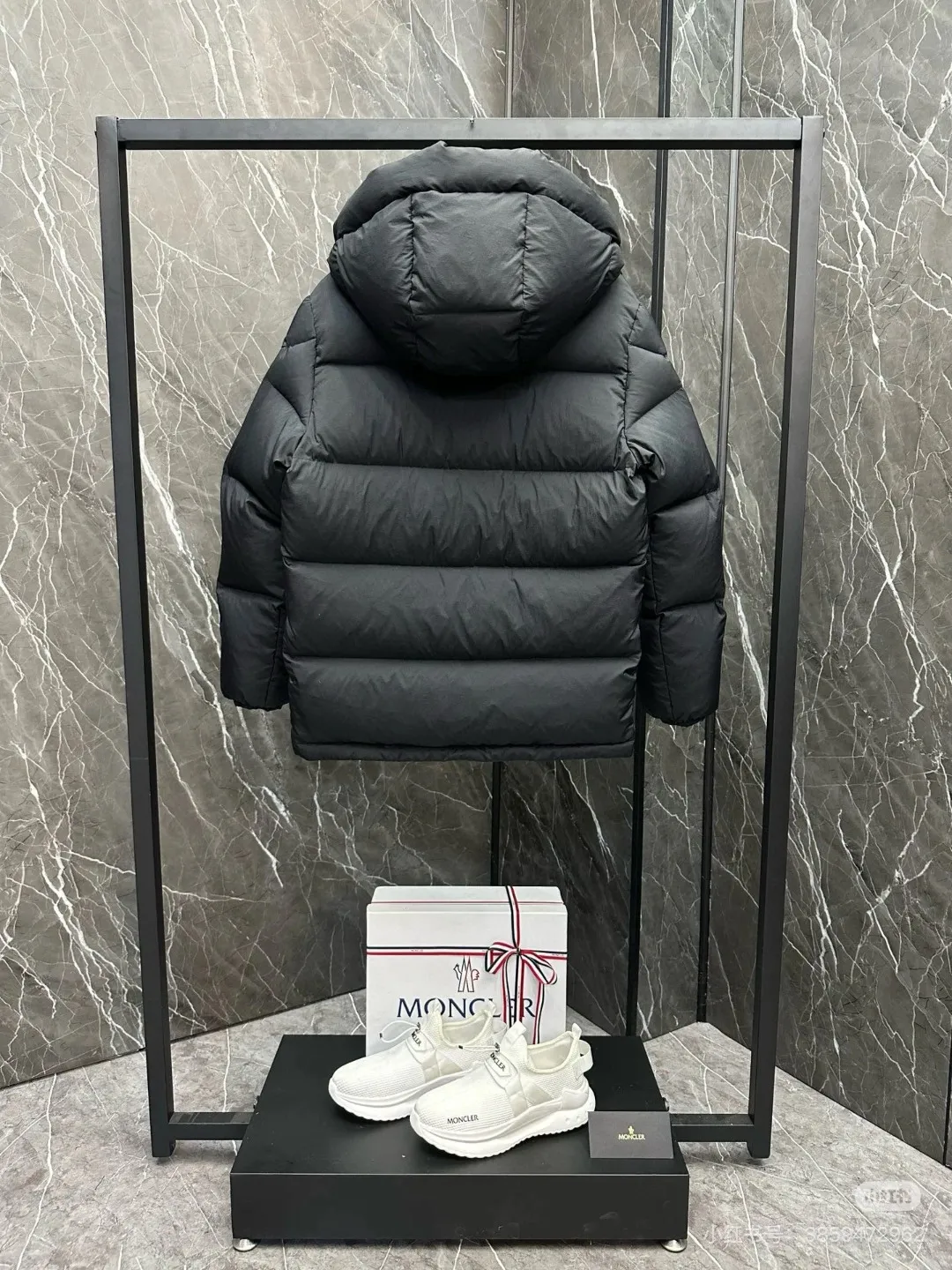 P1100 Moncler Matt Black black label series matte down jacket Moncler Matt Black black label series Loff Jacket mid-length matte matte down jacket. Removable hood. Mid-length black warrior. Color; black Size; 1-5