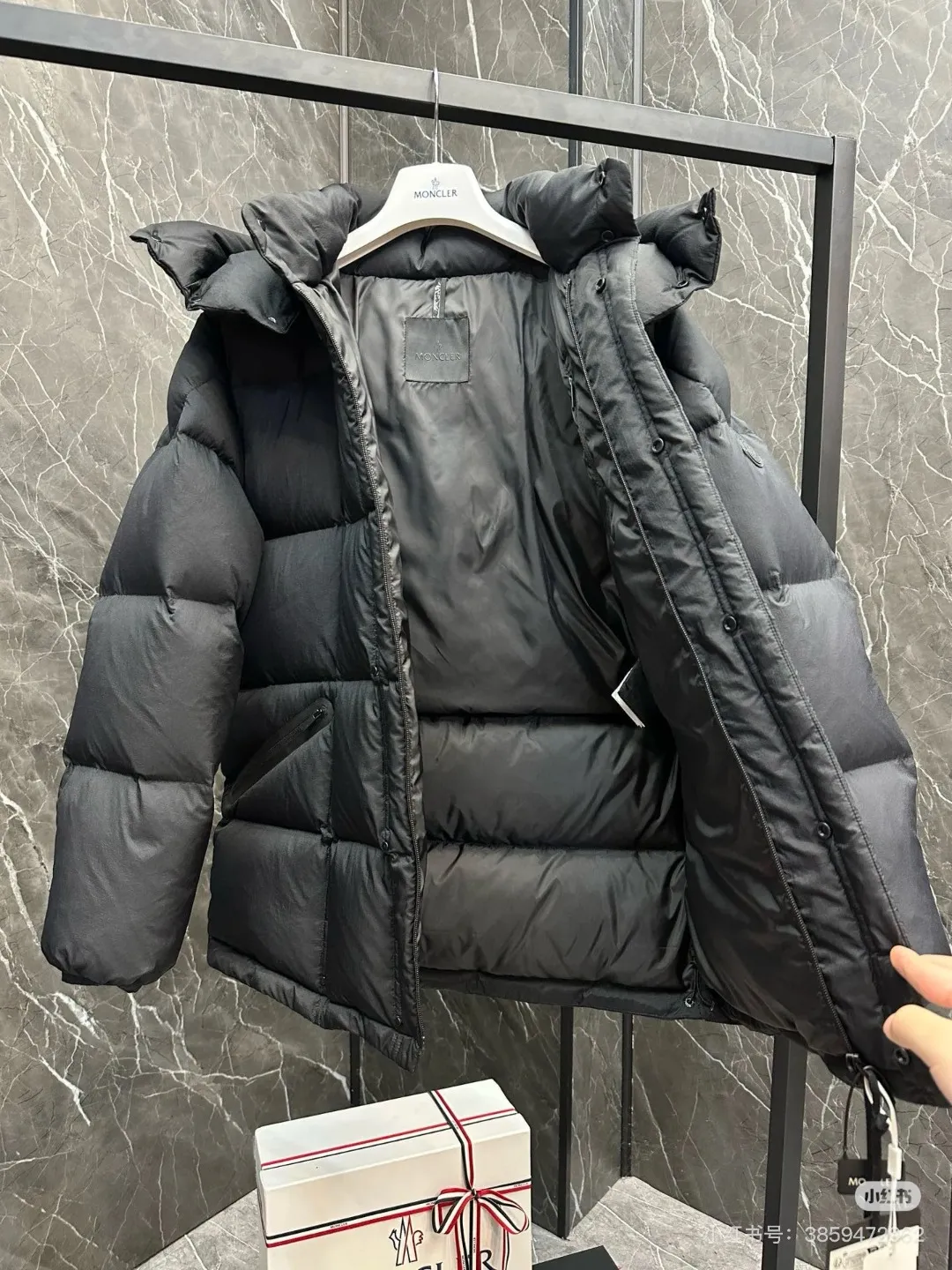 P1100 Moncler Matt Black black label series matte down jacket Moncler Matt Black black label series Loff Jacket mid-length matte matte down jacket. Removable hood. Mid-length black warrior. Color; black Size; 1-5