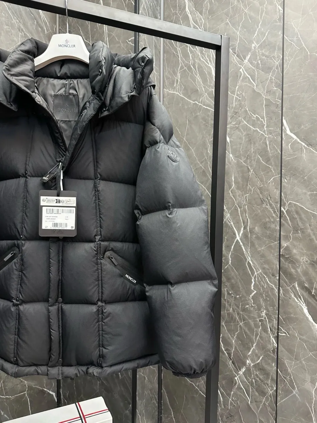 P1100 Moncler Matt Black black label series matte down jacket Moncler Matt Black black label series Loff Jacket mid-length matte matte down jacket. Removable hood. Mid-length black warrior. Color; black Size; 1-5