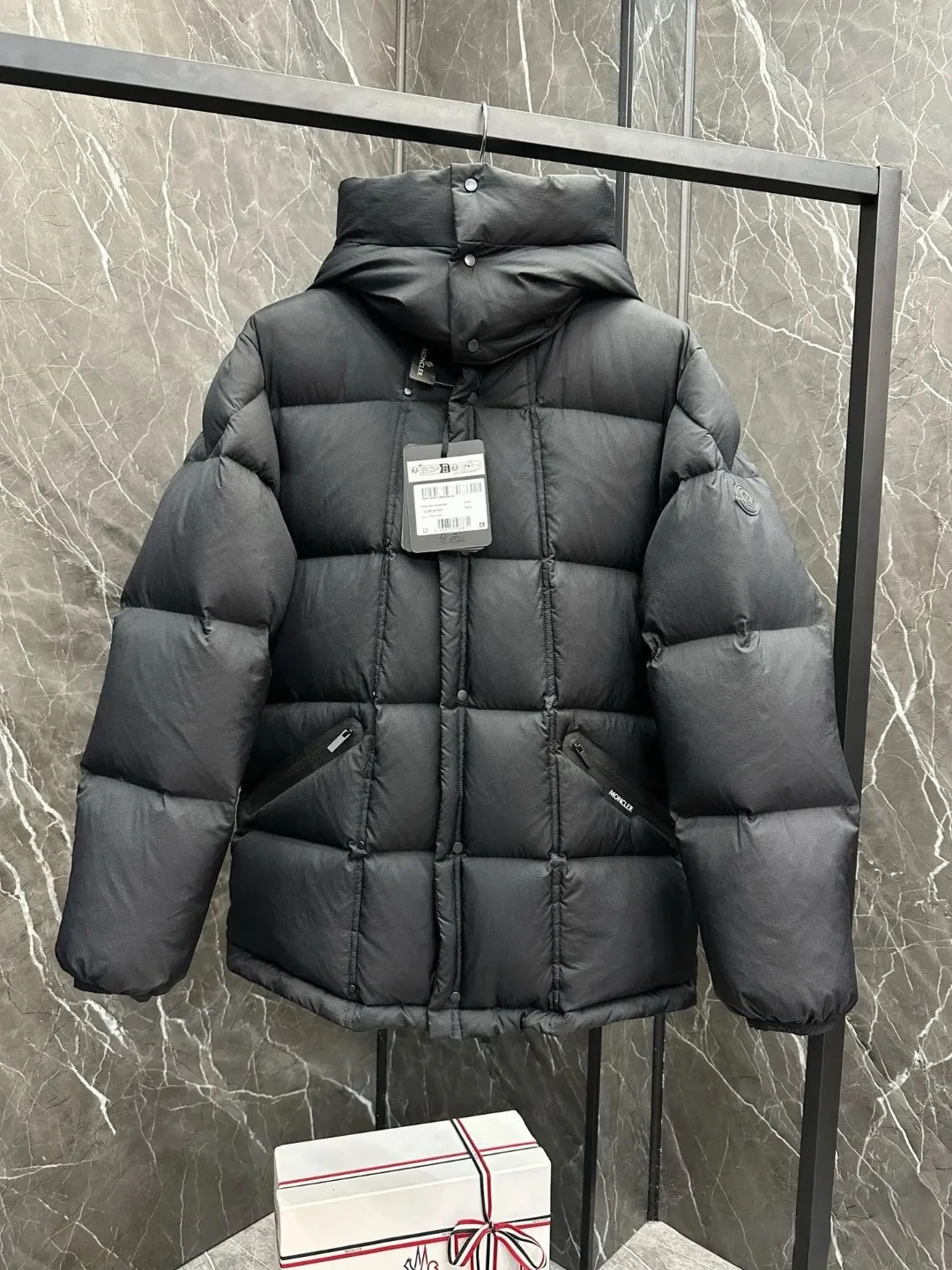 P1100 Moncler Matt Black black label series matte down jacket Moncler Matt Black black label series Loff Jacket mid-length matte matte down jacket. Removable hood. Mid-length black warrior. Color; black Size; 1-5