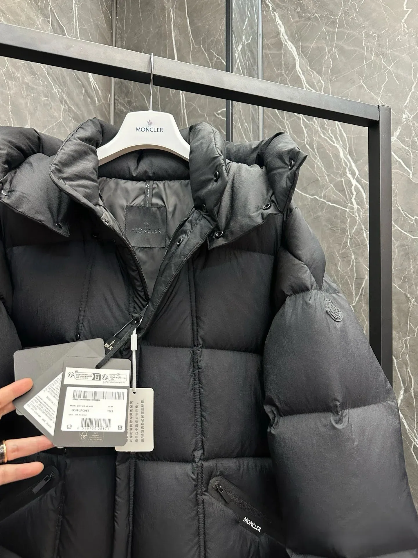 P1100 Moncler Matt Black black label series matte down jacket Moncler Matt Black black label series Loff Jacket mid-length matte matte down jacket. Removable hood. Mid-length black warrior. Color; black Size; 1-5