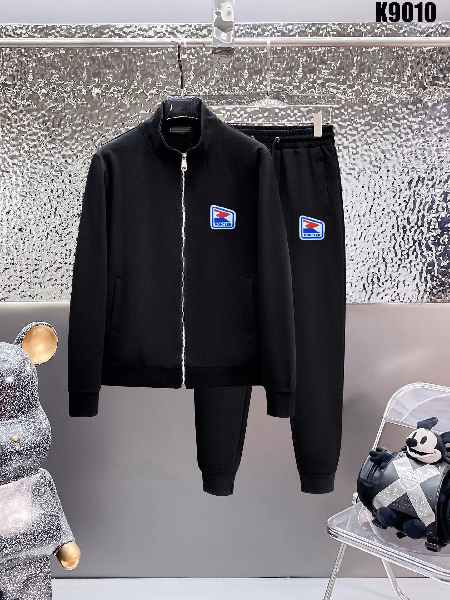 P400 💰 [MONCLER Mouth Covering] (Gospel for Fatty) Hot-selling suit is here. Focus on the original version of the official website. 2025 new hot-selling cardigan sweater suit. The original order is the best product. 🇭🇰The meticulous work of top designers. Just for a fitting and perfect upper body effect. 100% natural high-quality Roman cotton, close-fitting comfort, noble and elegant! Original hardware embodies elegance and nobility! Counter size: M-5XL (maximum wear up to 220 pounds)