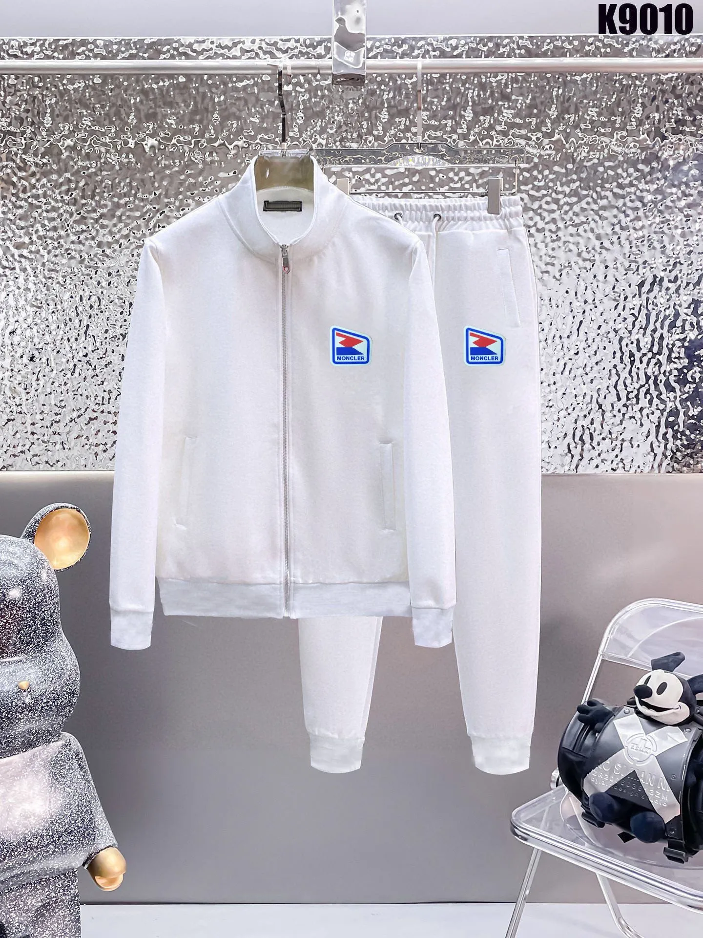 P400 💰 [MONCLER Mouth Covering] (Gospel for Fatty) Hot-selling suit is here. Focus on the original version of the official website. 2025 new hot-selling cardigan sweater suit. The original order is the best product. 🇭🇰The meticulous work of top designers. Just for a fitting and perfect upper body effect. 100% natural high-quality Roman cotton, close-fitting comfort, noble and elegant! Original hardware embodies elegance and nobility! Counter size: M-5XL (maximum wear up to 220 pounds)