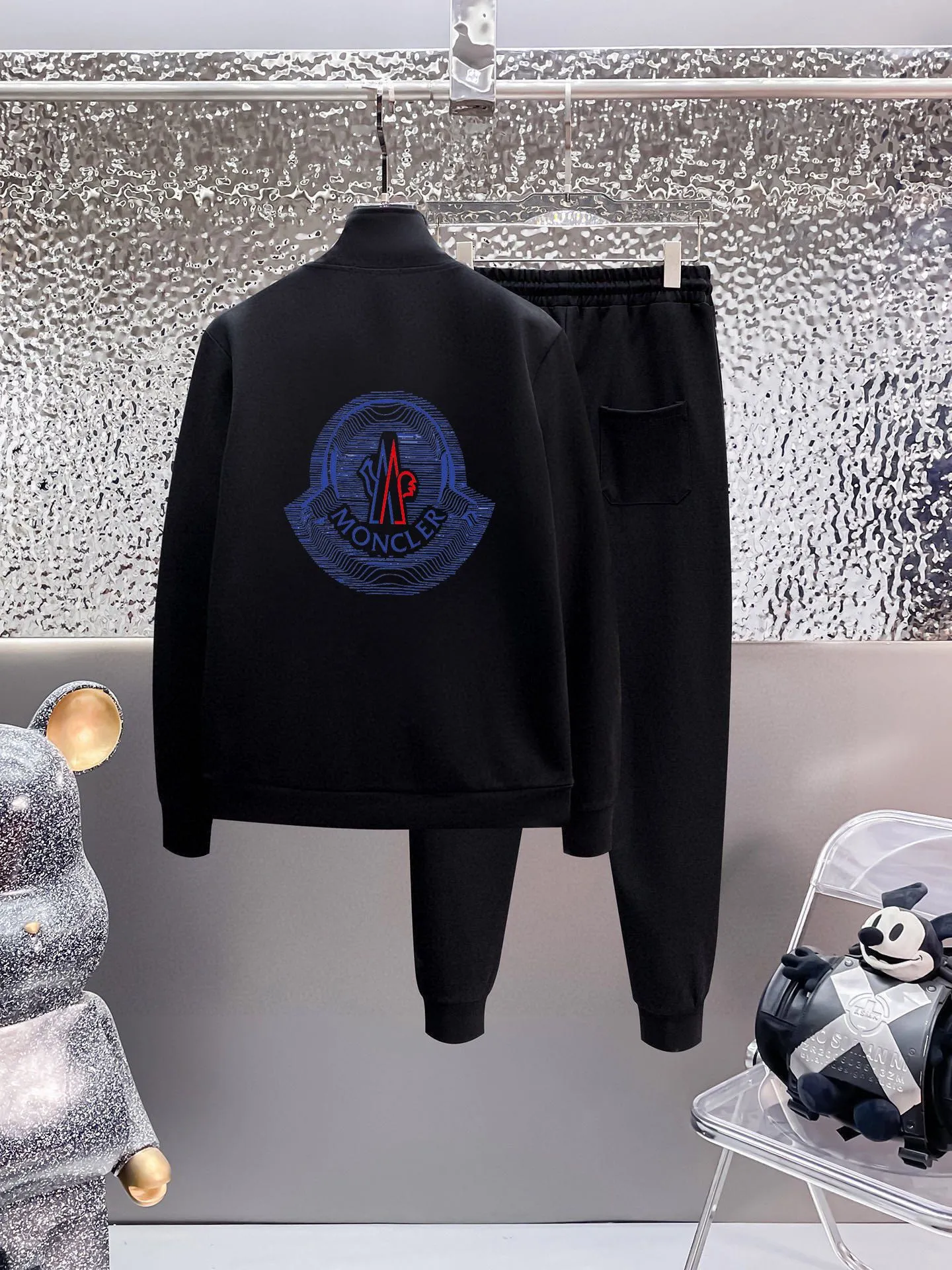 P400 💰 [MONCLER Mouth Covering] (Gospel for Fatty) Hot-selling suit is here. Focus on the original version of the official website. 2025 new hot-selling cardigan sweater suit. The original order is the best product. 🇭🇰The meticulous work of top designers. Just for a fitting and perfect upper body effect. 100% natural high-quality Roman cotton, close-fitting comfort, noble and elegant! Original hardware embodies elegance and nobility! Counter size: M-5XL (maximum wear up to 220 pounds)