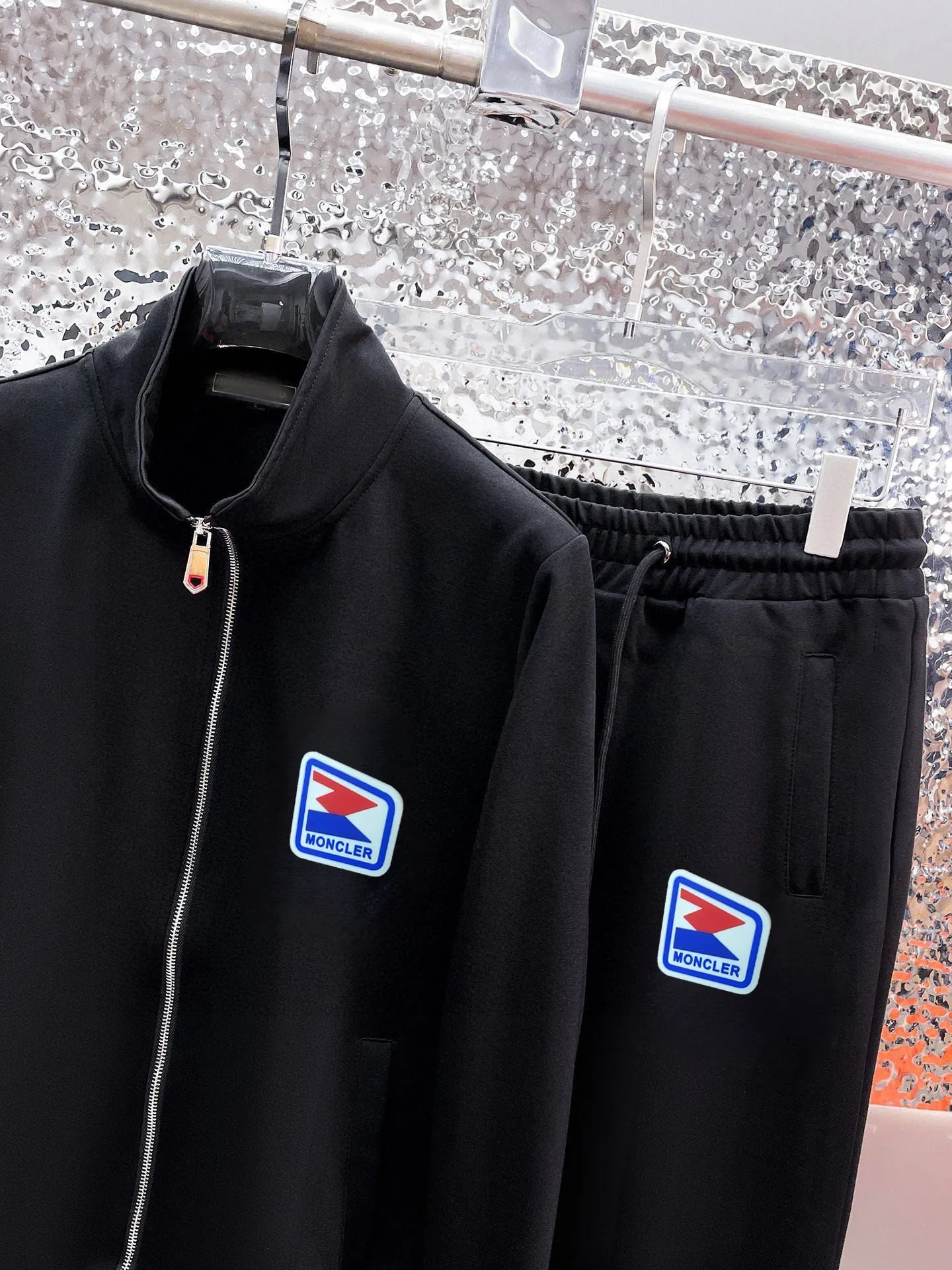 P400 💰 [MONCLER Mouth Covering] (Gospel for Fatty) Hot-selling suit is here. Focus on the original version of the official website. 2025 new hot-selling cardigan sweater suit. The original order is the best product. 🇭🇰The meticulous work of top designers. Just for a fitting and perfect upper body effect. 100% natural high-quality Roman cotton, close-fitting comfort, noble and elegant! Original hardware embodies elegance and nobility! Counter size: M-5XL (maximum wear up to 220 pounds)