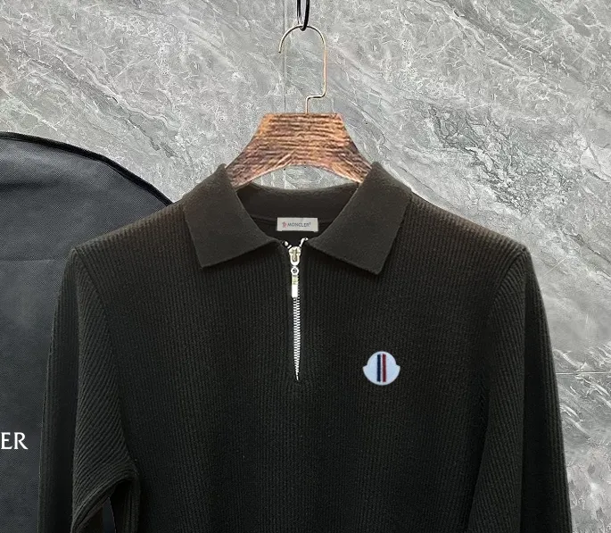 P250 Moncler masked zipper lapel sweater, the latest 2025 casual Polo wool sweater.  The texture is delicate, soft and comfortable, skin-friendly and warm, not easy to deform, simple and high-end style, and the logo on the chest is very exquisite and perfect! The upper body effect is very strong 👍 Color: black, gray Size: S-XL