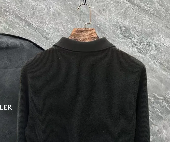P250 Moncler masked zipper lapel sweater, the latest 2025 casual Polo wool sweater.  The texture is delicate, soft and comfortable, skin-friendly and warm, not easy to deform, simple and high-end style, and the logo on the chest is very exquisite and perfect! The upper body effect is very strong 👍 Color: black, gray Size: S-XL