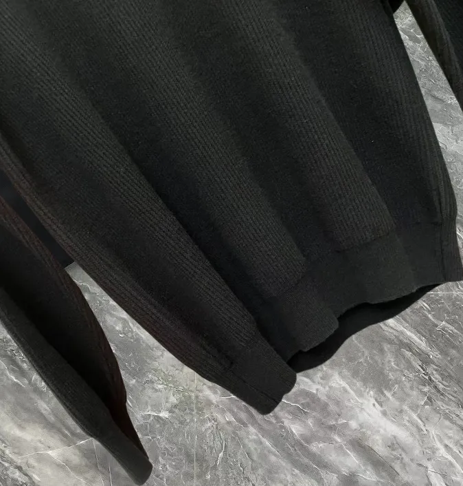 P250 Moncler masked zipper lapel sweater, the latest 2025 casual Polo wool sweater.  The texture is delicate, soft and comfortable, skin-friendly and warm, not easy to deform, simple and high-end style, and the logo on the chest is very exquisite and perfect! The upper body effect is very strong 👍 Color: black, gray Size: S-XL