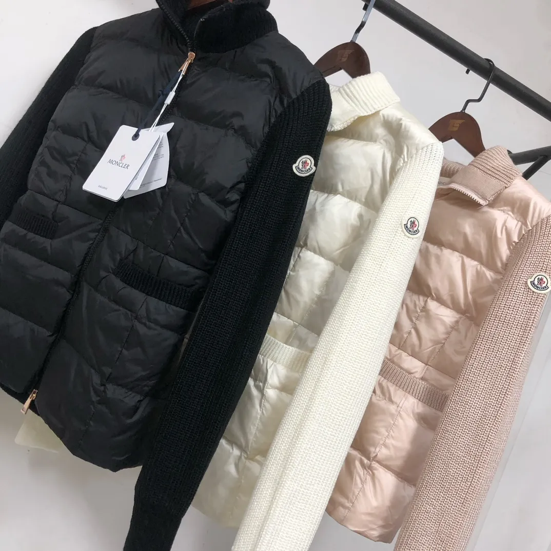 P700 ——————💚Female model 🆕🆕🆕MONCLER 2025 autumn and winter high-end customized knitted down jacket for women, it is extremely comfortable to touch, breathable and soft, and has excellent skin-friendly effect. And the version also has a perfect dressing effect, perfectly meeting the needs of various wearing occasions. Extremely extraordinary, the class and charm are extremely outstanding and dazzling, and it can better highlight the brand specifications and your pursuit of fashion! ! Very eye-catching, simple and high-end, and highly iconic! Fashionable and elegant without losing the sense of design, very versatile! Classics never go out of style!  Loose women's down knitted sweater, made of imported knitted fabrics. How can there be no lack of MC this autumn and winter? This simple style is the best matching item for MC fans in early autumn. It is an absolute treasure and a must-have cashmere knitted series for fashionable women! !  As a fan of MC, this should be a style not to be missed. All the items are now in stock, so everyone can grab them for yourself! ! Color: black, white, pink Size: S M L