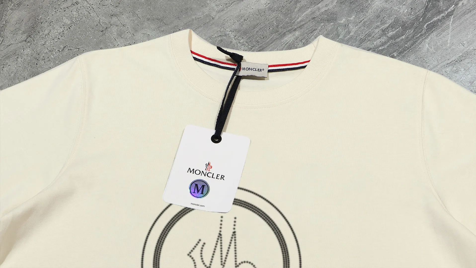 P210 High-version sweatshirt) [Long-term stock] 〖𝐌𝐎𝐍𝐂𝐋𝐄𝐑~Mask〗 Made of 440g heavy-weight fabric. It is different from the market currency. It can be matched with any variety and is properly handsome. 😎The whole dress is made of double waistcoats. The double waistcoats make the whole dress more three-dimensional. Not ordinary factories can do such fine work. 2025 Spring runway version of the T stage, on sale at the counter, round neck terry sweatshirt, high-end double-strand pure cotton, custom-made stretch ribs, dyed in the same vat, complete with three standards, matched with exquisite embroidered LOGO on the chest, simple and advanced, same style for men and women. Color: black, apricot, white, size: S M L XL 2XL