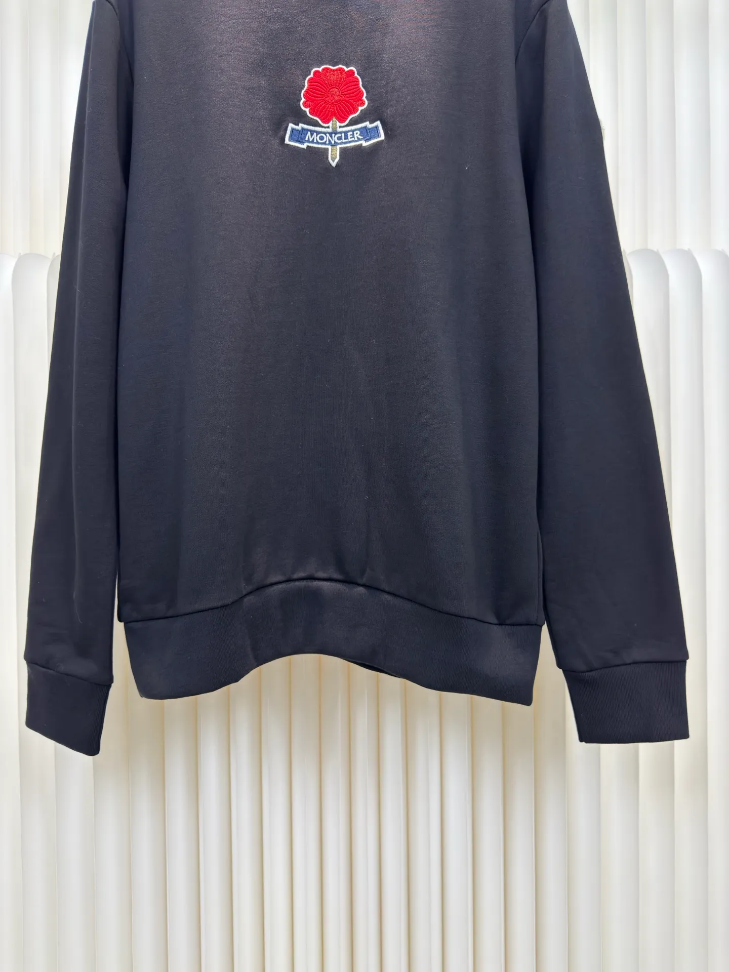 P370 MONCLER Embroidered Flower Logo Sweatshirt Made of 380g double-ply cotton terry. The thread is matched with 1*1 double yarn thread. Matching dyeing in the same vat.  The embroidery uses 3D three-dimensional embroidery technology, and the original computer scan and print is restored 1:1. There is a brand logo icon in the middle of the flower, as well as MONCLER embroidery.  This cotton-blend sweatshirt is inspired by Grenoble's coat of arms and features a floral logo patch. Pair with matching T-shirt and shorts for a casual ensemble. Made of cotton and modal blend fleece crew neck Embroidered floral logo patch Sizes S M L XL