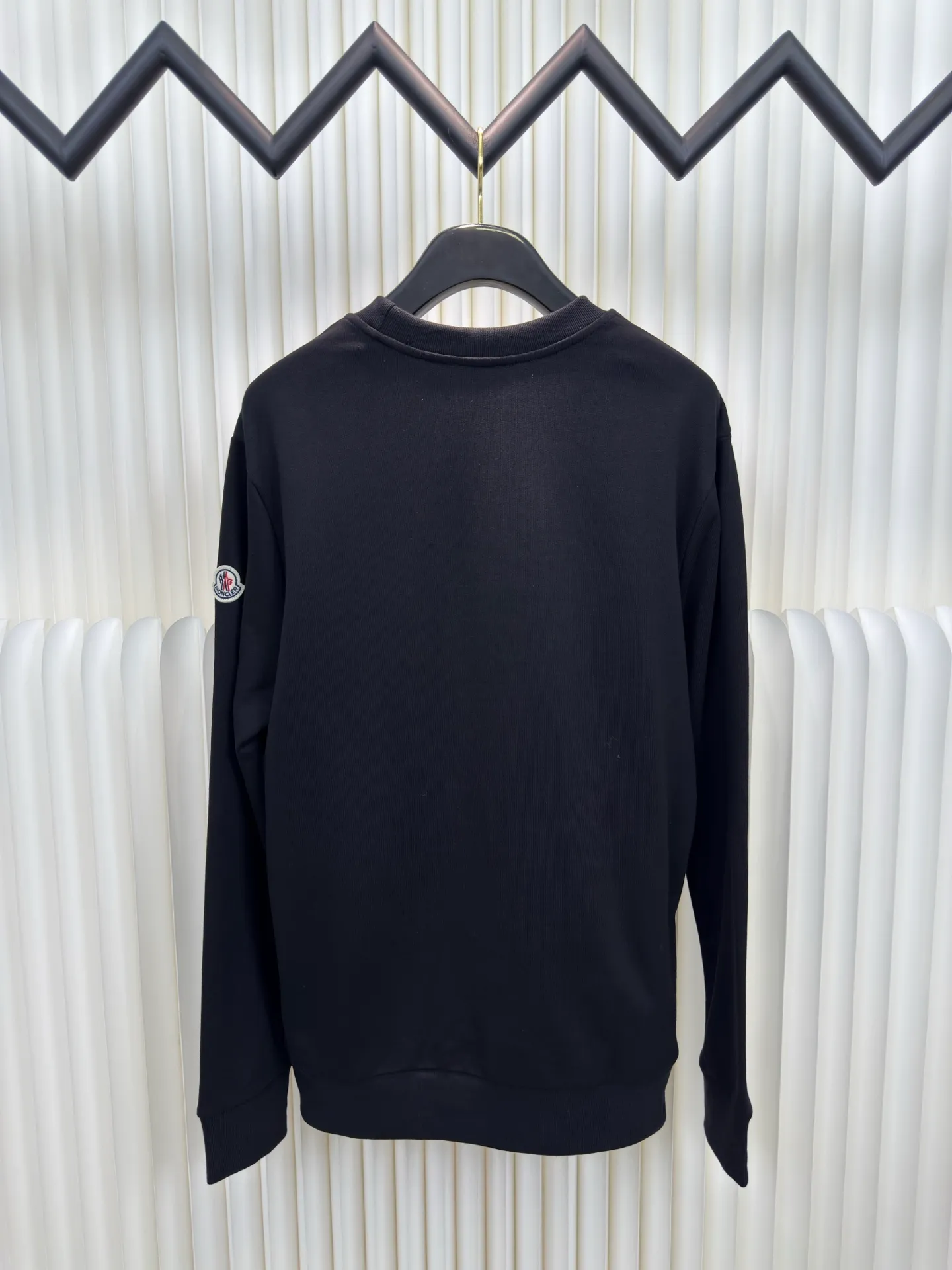 P370 MONCLER Embroidered Flower Logo Sweatshirt Made of 380g double-ply cotton terry. The thread is matched with 1*1 double yarn thread. Matching dyeing in the same vat.  The embroidery uses 3D three-dimensional embroidery technology, and the original computer scan and print is restored 1:1. There is a brand logo icon in the middle of the flower, as well as MONCLER embroidery.  This cotton-blend sweatshirt is inspired by Grenoble's coat of arms and features a floral logo patch. Pair with matching T-shirt and shorts for a casual ensemble. Made of cotton and modal blend fleece crew neck Embroidered floral logo patch Sizes S M L XL