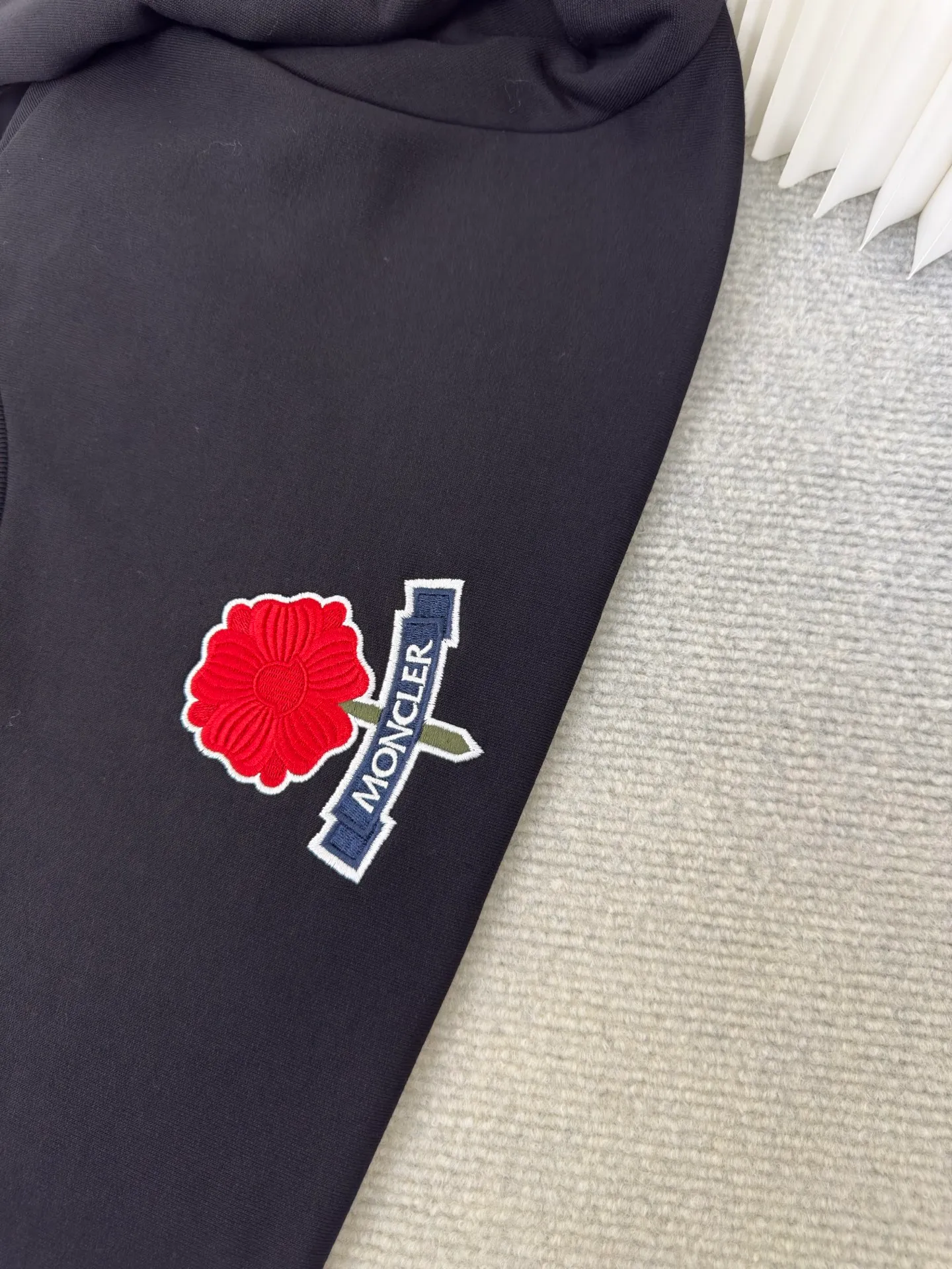 P370 MONCLER Embroidered Flower Logo Sweatshirt Made of 380g double-ply cotton terry. The thread is matched with 1*1 double yarn thread. Matching dyeing in the same vat.  The embroidery uses 3D three-dimensional embroidery technology, and the original computer scan and print is restored 1:1. There is a brand logo icon in the middle of the flower, as well as MONCLER embroidery.  This cotton-blend sweatshirt is inspired by Grenoble's coat of arms and features a floral logo patch. Pair with matching T-shirt and shorts for a casual ensemble. Made of cotton and modal blend fleece crew neck Embroidered floral logo patch Sizes S M L XL