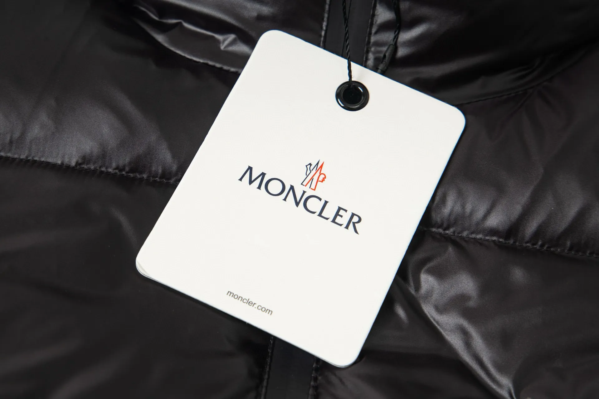 P1010 Style number: G118 Moncler autumn and winter new style hooded down jacket with classic printed logo on the chest 1️⃣ Made of top-grade 90 down, super soft and full of feathers, super heavy-duty fabrics with excellent workmanship! 2️⃣Original custom-made hardware accessories are all imported and original, absolutely high quality, a full set of customized accessories, complete with three standards, same style for men and women, a must-have for couples! 2️⃣It is very youthful and energetic, and can be easily worn by both men and women. It is very in line with the fashion aesthetic concepts of today's young people! Color: Black Size: 1.2.3.4