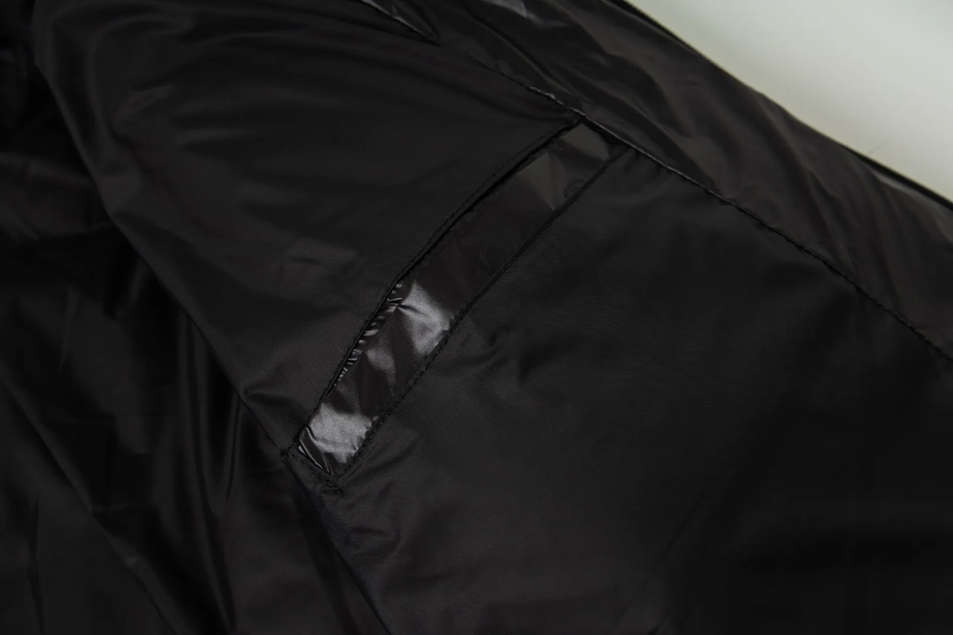 P1010 Style number: G118 Moncler autumn and winter new style hooded down jacket with classic printed logo on the chest 1️⃣ Made of top-grade 90 down, super soft and full of feathers, super heavy-duty fabrics with excellent workmanship! 2️⃣Original custom-made hardware accessories are all imported and original, absolutely high quality, a full set of customized accessories, complete with three standards, same style for men and women, a must-have for couples! 2️⃣It is very youthful and energetic, and can be easily worn by both men and women. It is very in line with the fashion aesthetic concepts of today's young people! Color: Black Size: 1.2.3.4
