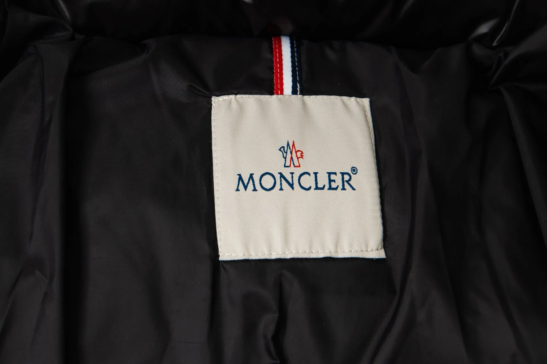 P1010 Style number: G118 Moncler autumn and winter new style hooded down jacket with classic printed logo on the chest 1️⃣ Made of top-grade 90 down, super soft and full of feathers, super heavy-duty fabrics with excellent workmanship! 2️⃣Original custom-made hardware accessories are all imported and original, absolutely high quality, a full set of customized accessories, complete with three standards, same style for men and women, a must-have for couples! 2️⃣It is very youthful and energetic, and can be easily worn by both men and women. It is very in line with the fashion aesthetic concepts of today's young people! Color: Black Size: 1.2.3.4