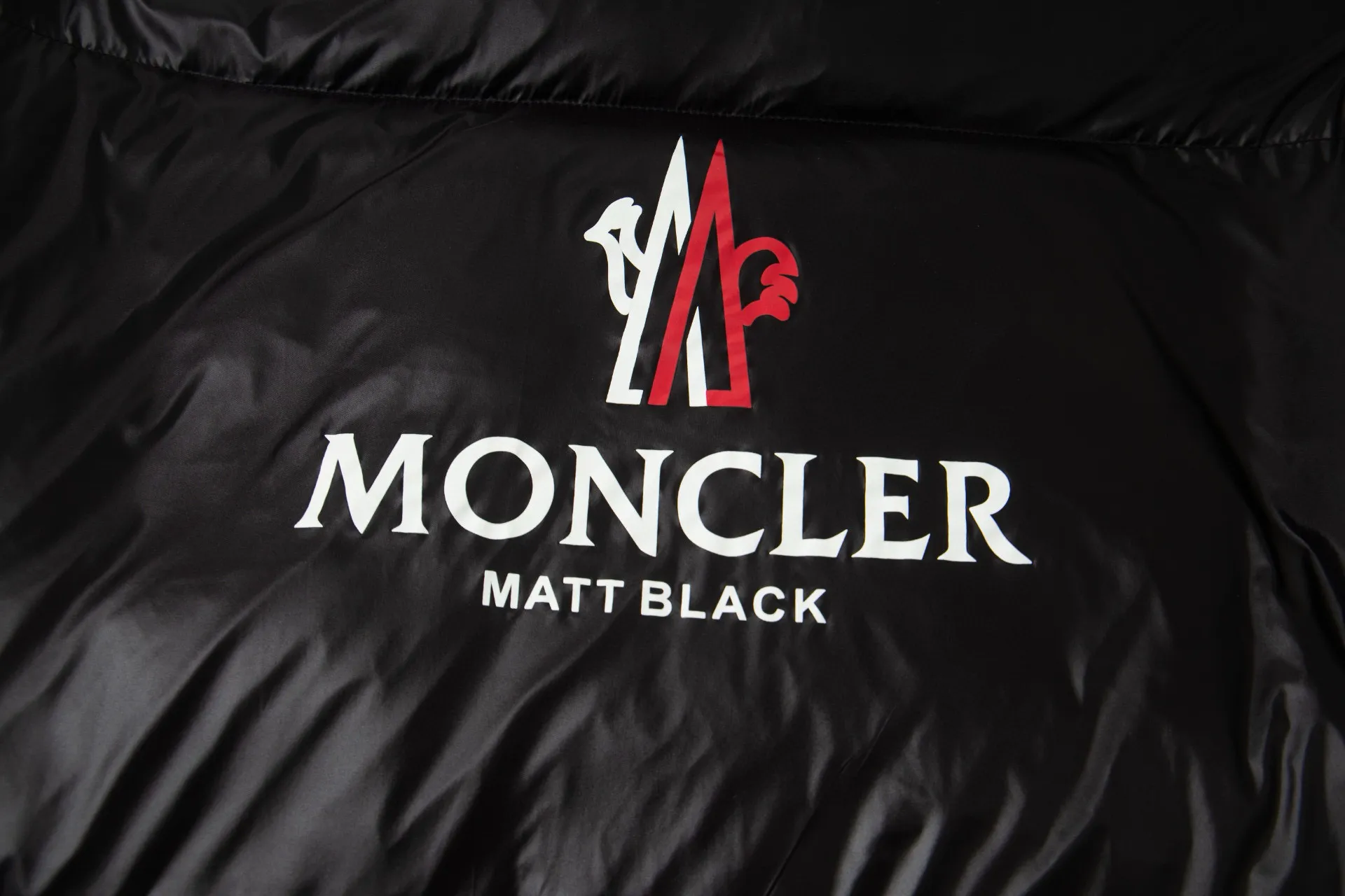 P1010 Style number: G118 Moncler autumn and winter new style hooded down jacket with classic printed logo on the chest 1️⃣ Made of top-grade 90 down, super soft and full of feathers, super heavy-duty fabrics with excellent workmanship! 2️⃣Original custom-made hardware accessories are all imported and original, absolutely high quality, a full set of customized accessories, complete with three standards, same style for men and women, a must-have for couples! 2️⃣It is very youthful and energetic, and can be easily worn by both men and women. It is very in line with the fashion aesthetic concepts of today's young people! Color: Black Size: 1.2.3.4