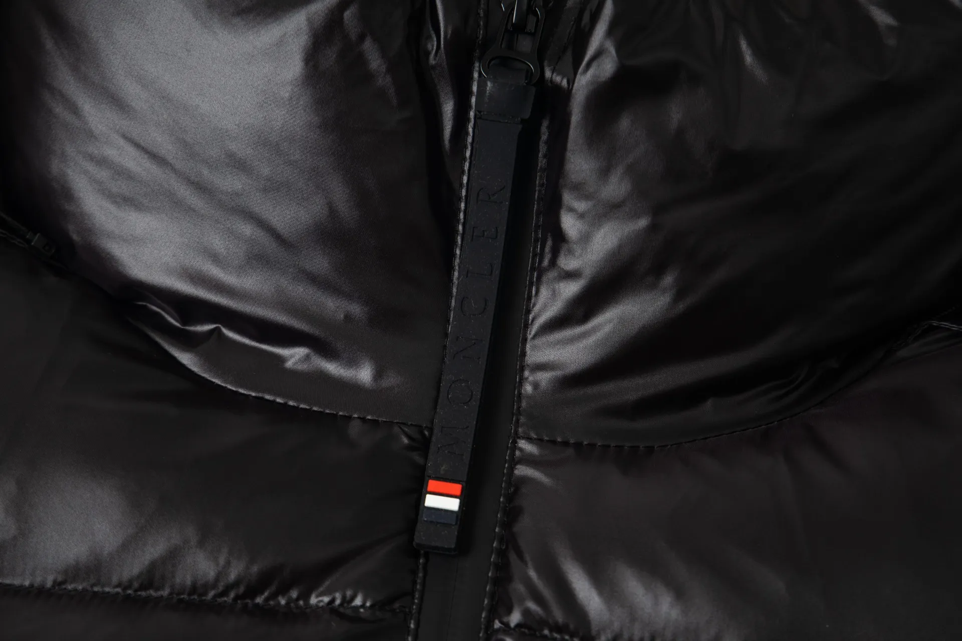 P1010 Style number: G118 Moncler autumn and winter new style hooded down jacket with classic printed logo on the chest 1️⃣ Made of top-grade 90 down, super soft and full of feathers, super heavy-duty fabrics with excellent workmanship! 2️⃣Original custom-made hardware accessories are all imported and original, absolutely high quality, a full set of customized accessories, complete with three standards, same style for men and women, a must-have for couples! 2️⃣It is very youthful and energetic, and can be easily worn by both men and women. It is very in line with the fashion aesthetic concepts of today's young people! Color: Black Size: 1.2.3.4