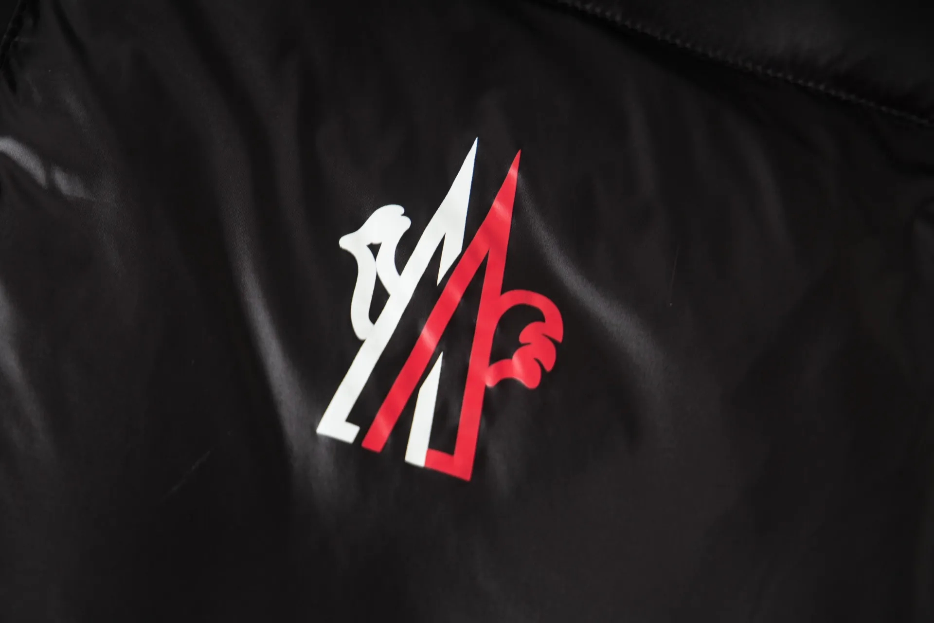 P1010 Style number: G118 Moncler autumn and winter new style hooded down jacket with classic printed logo on the chest 1️⃣ Made of top-grade 90 down, super soft and full of feathers, super heavy-duty fabrics with excellent workmanship! 2️⃣Original custom-made hardware accessories are all imported and original, absolutely high quality, a full set of customized accessories, complete with three standards, same style for men and women, a must-have for couples! 2️⃣It is very youthful and energetic, and can be easily worn by both men and women. It is very in line with the fashion aesthetic concepts of today's young people! Color: Black Size: 1.2.3.4
