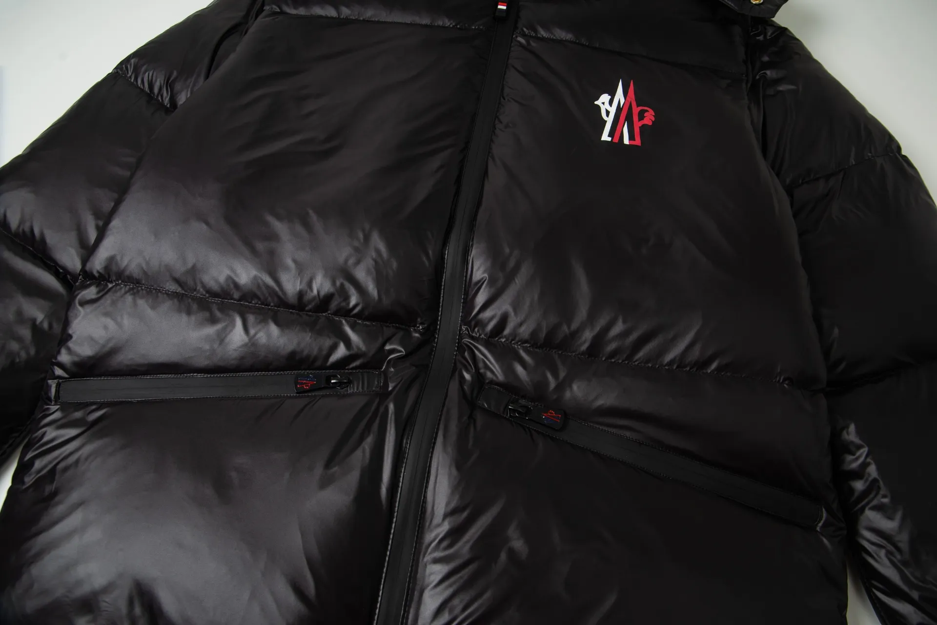 P1010 Style number: G118 Moncler autumn and winter new style hooded down jacket with classic printed logo on the chest 1️⃣ Made of top-grade 90 down, super soft and full of feathers, super heavy-duty fabrics with excellent workmanship! 2️⃣Original custom-made hardware accessories are all imported and original, absolutely high quality, a full set of customized accessories, complete with three standards, same style for men and women, a must-have for couples! 2️⃣It is very youthful and energetic, and can be easily worn by both men and women. It is very in line with the fashion aesthetic concepts of today's young people! Color: Black Size: 1.2.3.4