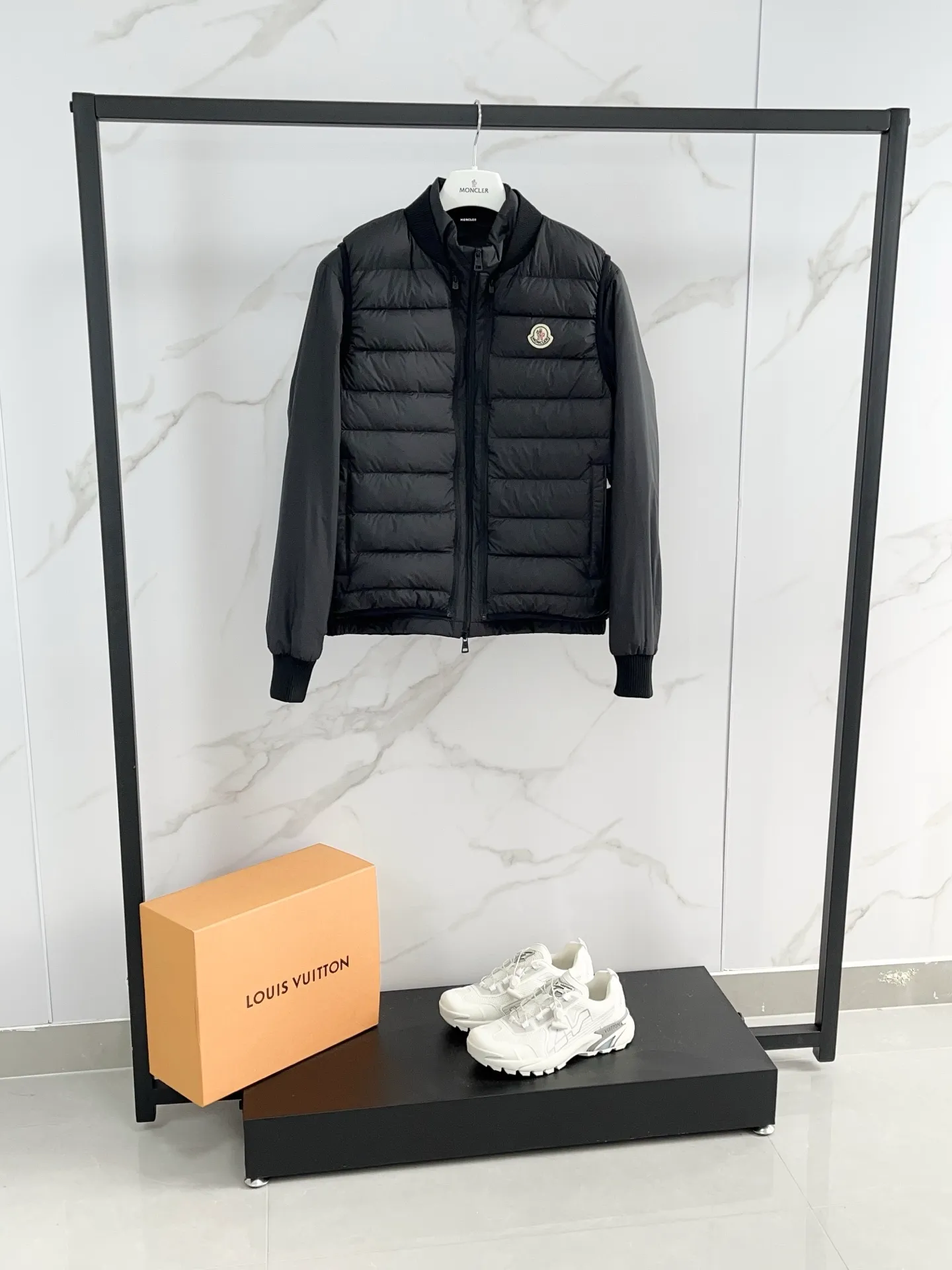 P1180 Moncler down jacket 2025 latest fashion designer down jacket. Every detail shows high-end craftsmanship. The design changes of structural tailoring show the diverse image changes of men. It is slim and neat, and tailored to meet the current popular multi-layered wear. It is a versatile style for life. Color: coffee black Code number: 12345
