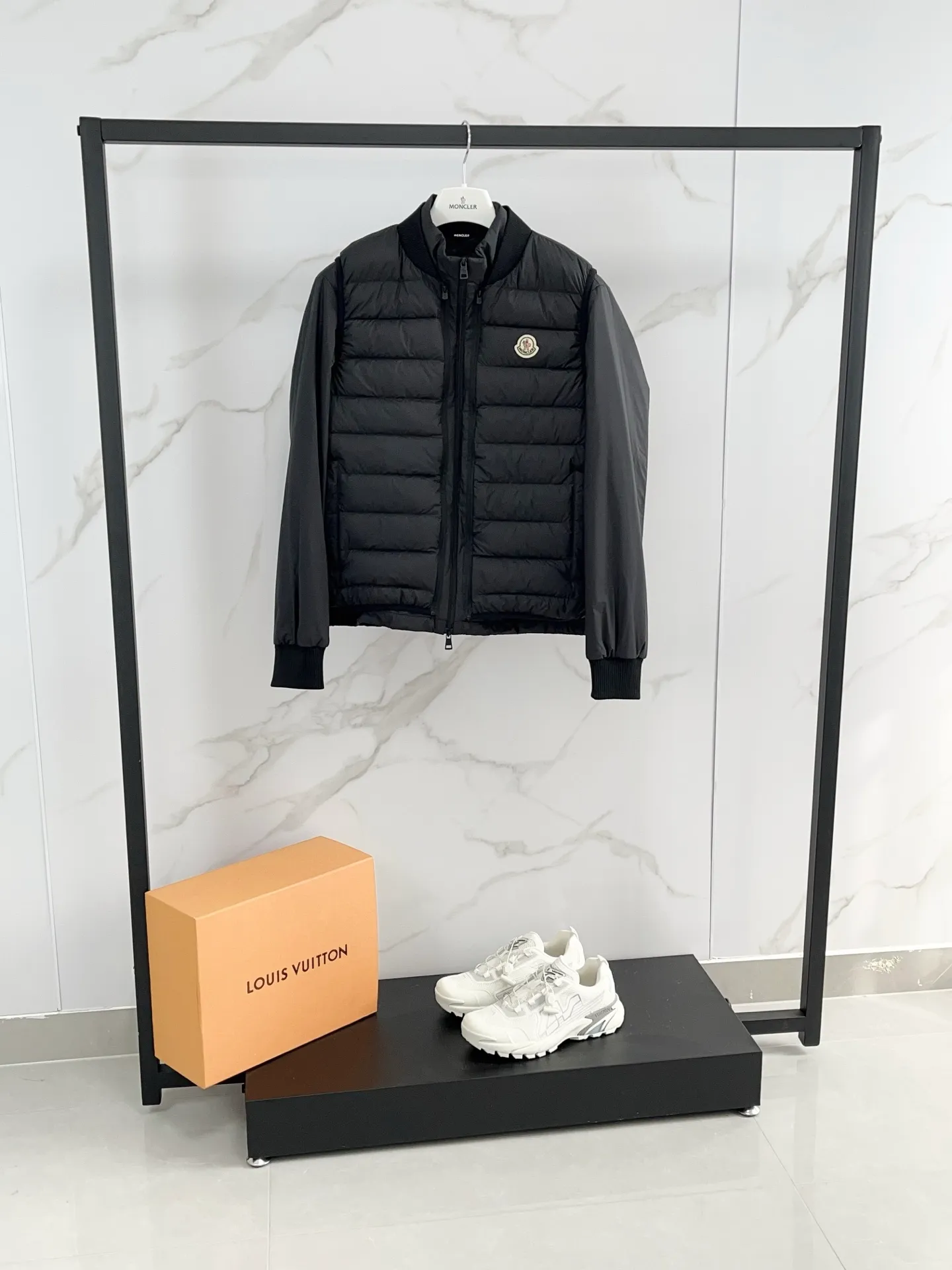 P1180 Moncler down jacket 2025 latest fashion designer down jacket. Every detail shows high-end craftsmanship. The design changes of structural tailoring show the diverse image changes of men. It is slim and neat, and tailored to meet the current popular multi-layered wear. It is a versatile style for life. Color: coffee black Code number: 12345