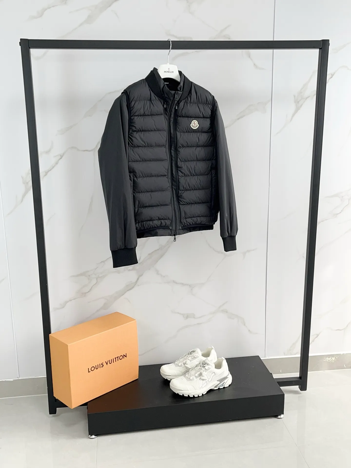 P1180 Moncler down jacket 2025 latest fashion designer down jacket. Every detail shows high-end craftsmanship. The design changes of structural tailoring show the diverse image changes of men. It is slim and neat, and tailored to meet the current popular multi-layered wear. It is a versatile style for life. Color: coffee black Code number: 12345
