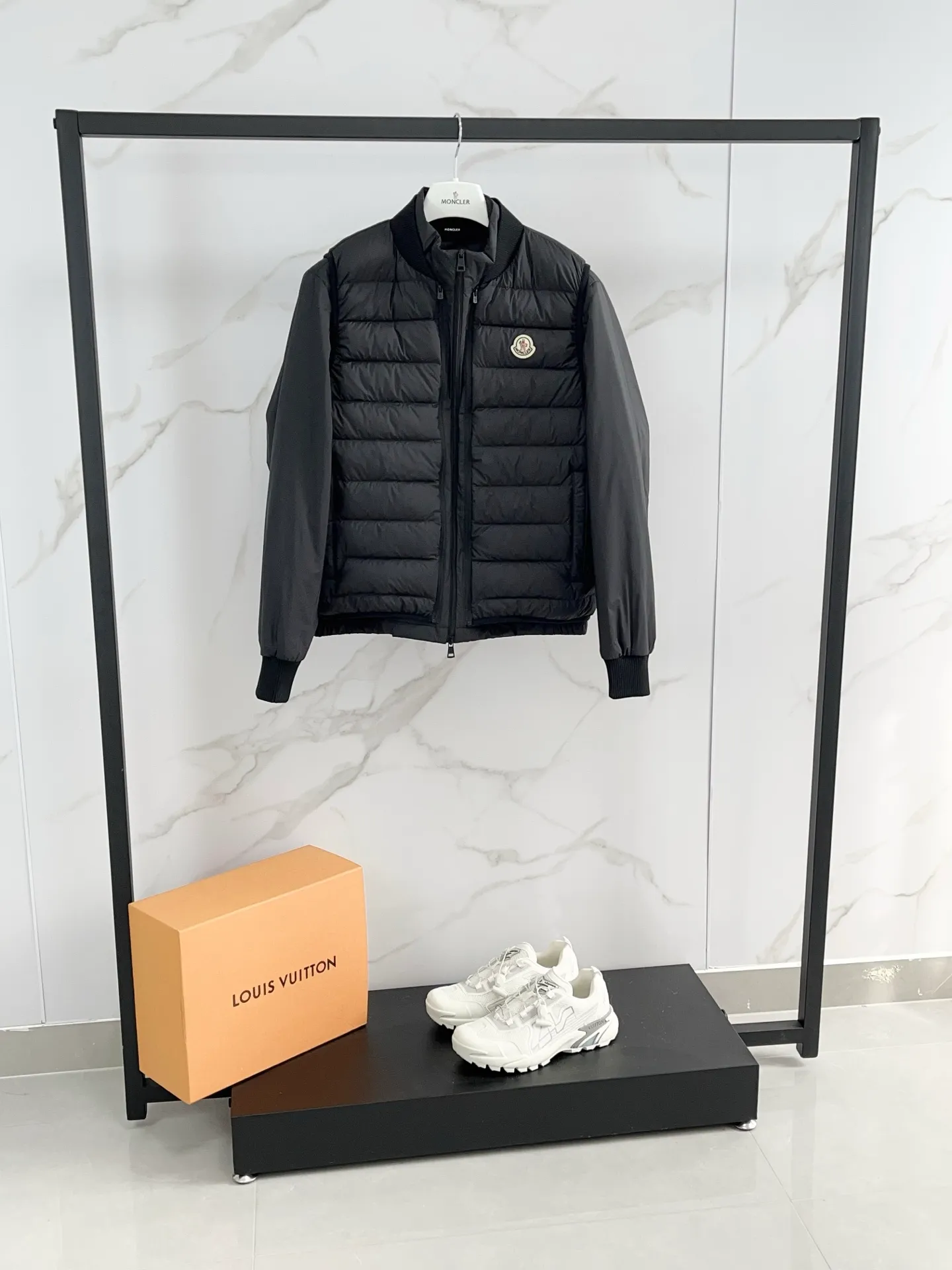 P1180 Moncler down jacket 2025 latest fashion designer down jacket. Every detail shows high-end craftsmanship. The design changes of structural tailoring show the diverse image changes of men. It is slim and neat, and tailored to meet the current popular multi-layered wear. It is a versatile style for life. Color: coffee black Code number: 12345