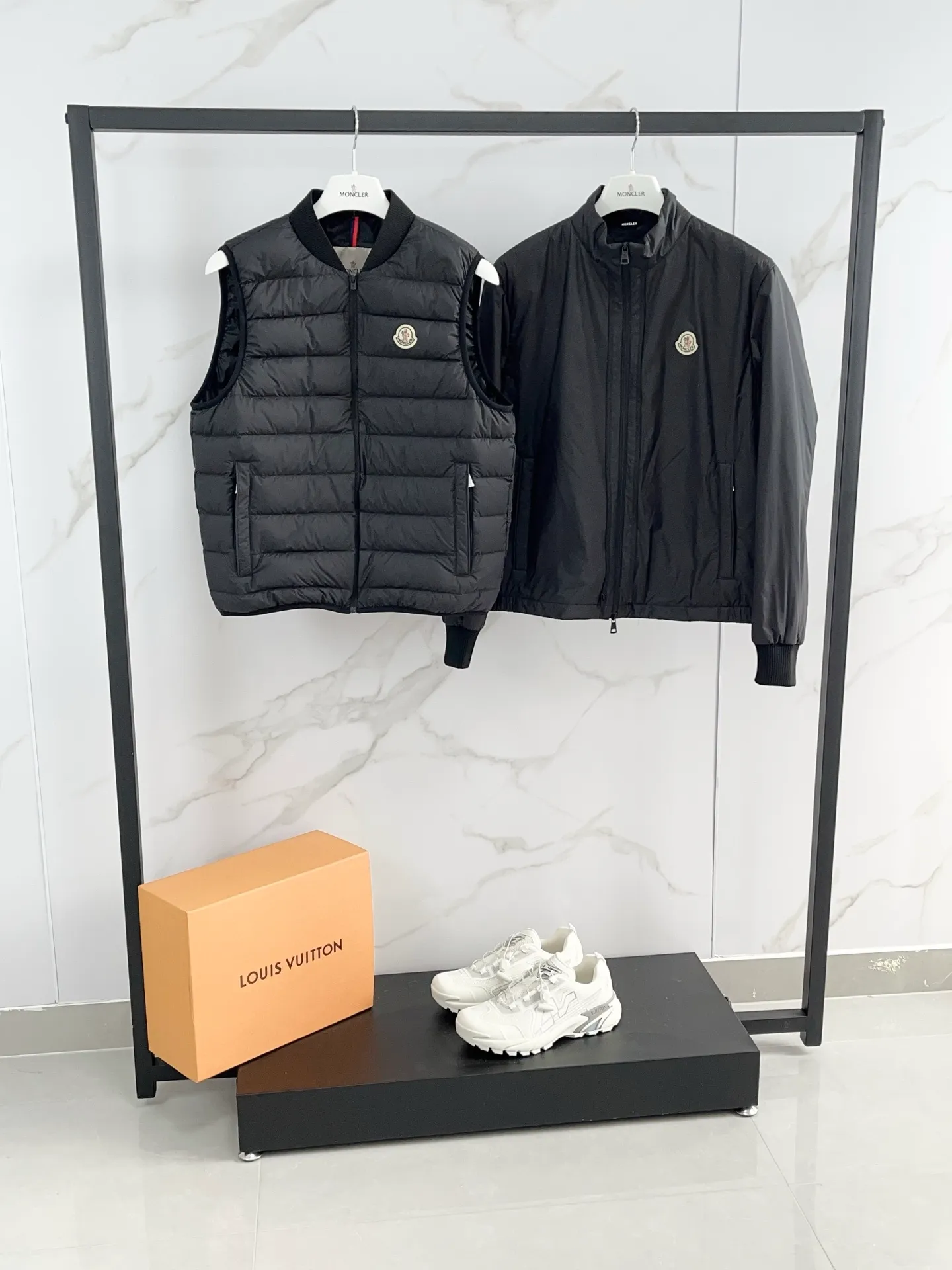 P1180 Moncler down jacket 2025 latest fashion designer down jacket. Every detail shows high-end craftsmanship. The design changes of structural tailoring show the diverse image changes of men. It is slim and neat, and tailored to meet the current popular multi-layered wear. It is a versatile style for life. Color: coffee black Code number: 12345