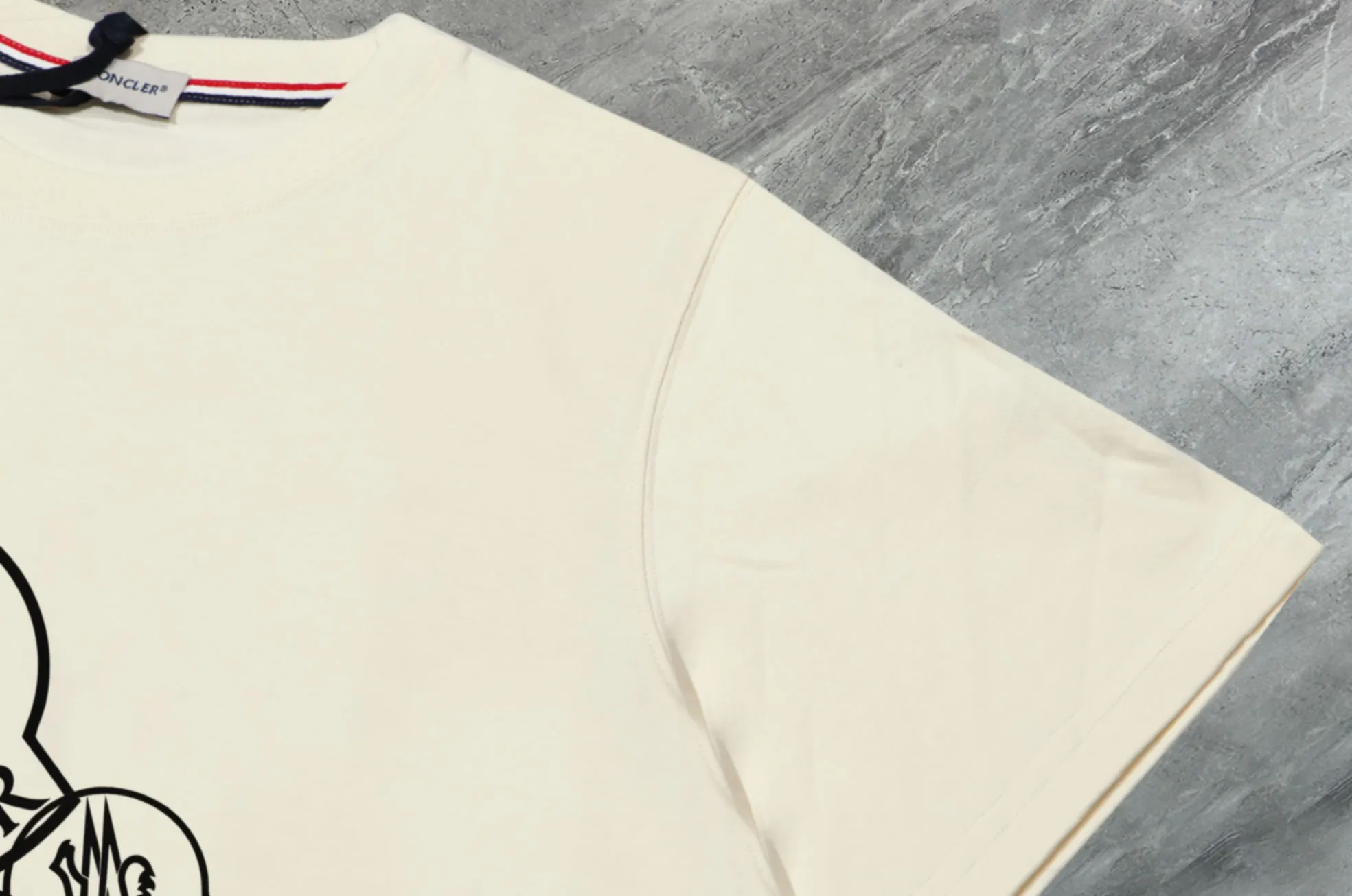 P140 💰Upgraded version "Mobile phone smart sensor ~ NFC chip armband ~ direct access to the official website for anti-counterfeiting" "Moncler ~ Mouth Mouth" 2025 new high-quality round neck short-sleeved T-shirt. The cuffs have imported embroidered labels. Customized dyeing, very comfortable to touch. Super versatile and good-looking short-sleeved. Complete with three labels. Non-market ordinary version. Feel free to compare. Quality is absolutely guaranteed! ‼ First of all, this original fabric is all custom-woven with 32-count double yarn fabric, 250G, and the weight is the same‼ Fine workmanship, double waistcoat method, double waistcoat method, double waistcoat method makes the whole dress more three-dimensional, which is not a craft that ordinary T-shirts can achieve🤪 Size: S-M-L-XL-2XL Color: black, white, apricot, same style for men and women