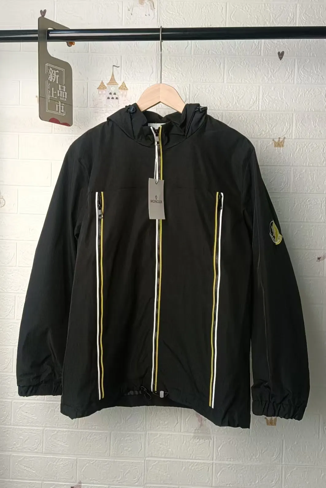P360 Moncler hooded jacket! Handsome and popular thin jacket made of super soft fabric. A must-have artifact for autumn, Su Qianyi can be quickly dehydrated and dried after washing. The upper body is breathable and fashionable. It has an attractive design, inseam binding technology, and very good details. It provides outdoor users with full experience and complete protection, bringing us closer to the challenges of nature. It has minimalist design elements for the season, a must-have item for trendy men and women, and a perfect slim fit. Highly recommended! Color: Black Size: S size 100-120 catties, M size 120-140 catties, L size 140-160 catties, XL size 160-180 catties