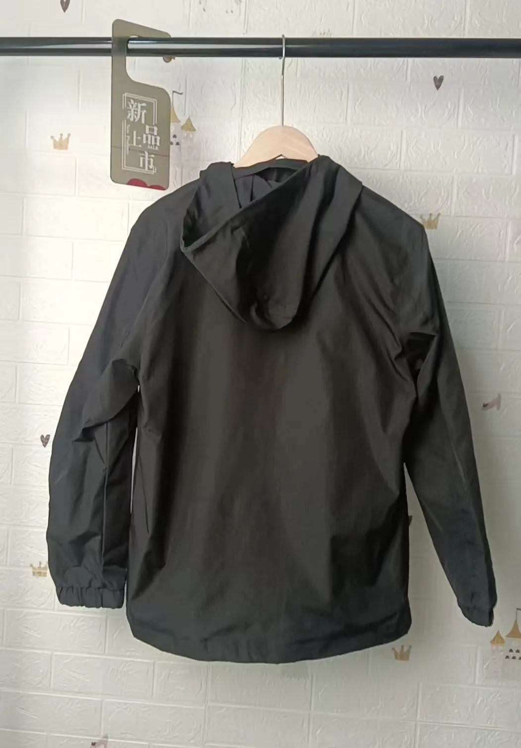 P360 Moncler hooded jacket! Handsome and popular thin jacket made of super soft fabric. A must-have artifact for autumn, Su Qianyi can be quickly dehydrated and dried after washing. The upper body is breathable and fashionable. It has an attractive design, inseam binding technology, and very good details. It provides outdoor users with full experience and complete protection, bringing us closer to the challenges of nature. It has minimalist design elements for the season, a must-have item for trendy men and women, and a perfect slim fit. Highly recommended! Color: Black Size: S size 100-120 catties, M size 120-140 catties, L size 140-160 catties, XL size 160-180 catties