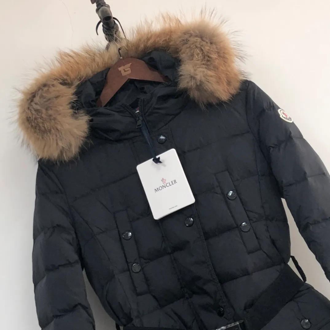 P1180 ——————💜Women’s style, you can choose raccoon fur collar or fox fur collar💅 Mouth-covered MONCLER women’s style🙎🙎Winter down jacket! Authentic original purchase, long down jacket, super thick, absolute counter version with matching belt, elongates legs, slims waist, original imported hardware, details, material %90 white goose down, %10 white duck down (fur collar is detachable) Color: black, military green Size: 1-4 four codes