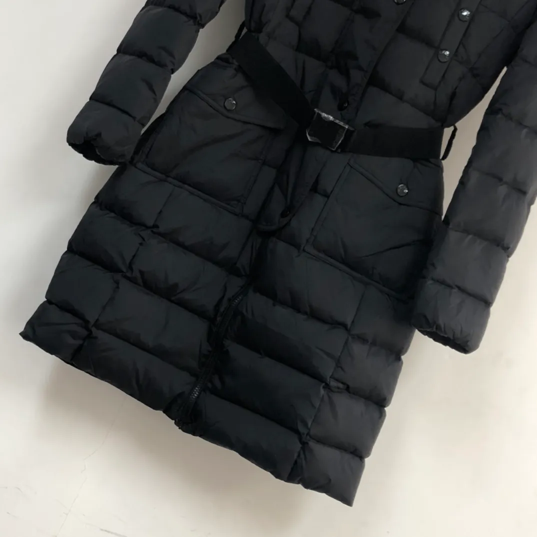P1180 ——————💜Women’s style, you can choose raccoon fur collar or fox fur collar💅 Mouth-covered MONCLER women’s style🙎🙎Winter down jacket! Authentic original purchase, long down jacket, super thick, absolute counter version with matching belt, elongates legs, slims waist, original imported hardware, details, material %90 white goose down, %10 white duck down (fur collar is detachable) Color: black, military green Size: 1-4 four codes
