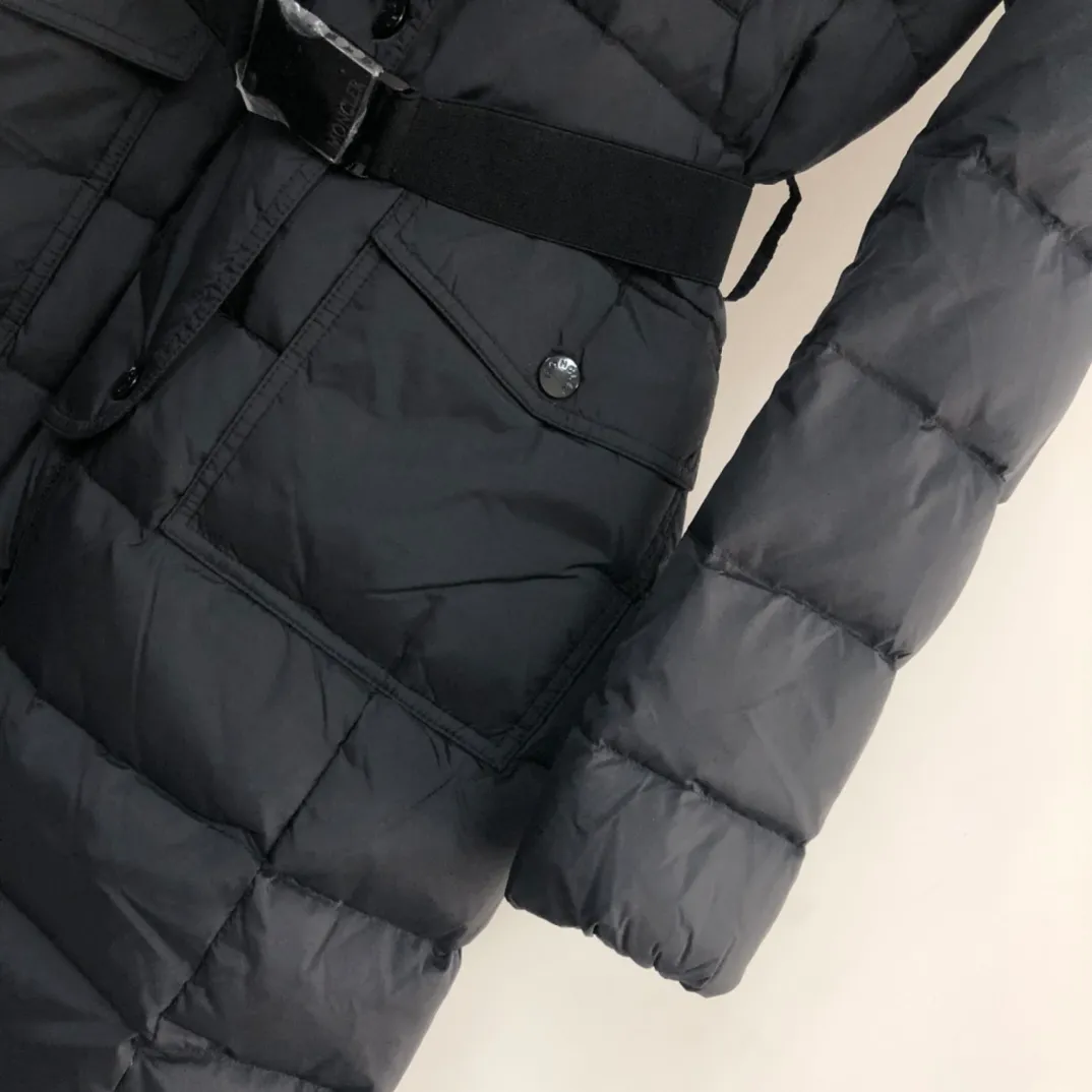 P1180 ——————💜Women’s style, you can choose raccoon fur collar or fox fur collar💅 Mouth-covered MONCLER women’s style🙎🙎Winter down jacket! Authentic original purchase, long down jacket, super thick, absolute counter version with matching belt, elongates legs, slims waist, original imported hardware, details, material %90 white goose down, %10 white duck down (fur collar is detachable) Color: black, military green Size: 1-4 four codes