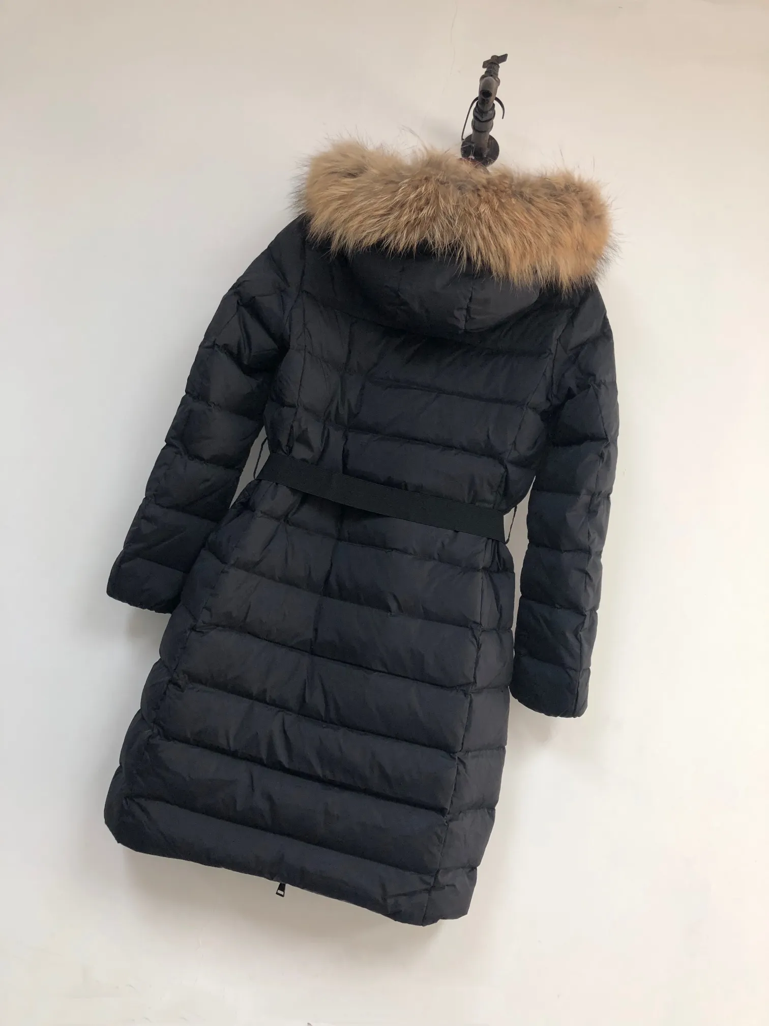 P1180 ——————💜Women’s style, you can choose raccoon fur collar or fox fur collar💅 Mouth-covered MONCLER women’s style🙎🙎Winter down jacket! Authentic original purchase, long down jacket, super thick, absolute counter version with matching belt, elongates legs, slims waist, original imported hardware, details, material %90 white goose down, %10 white duck down (fur collar is detachable) Color: black, military green Size: 1-4 four codes