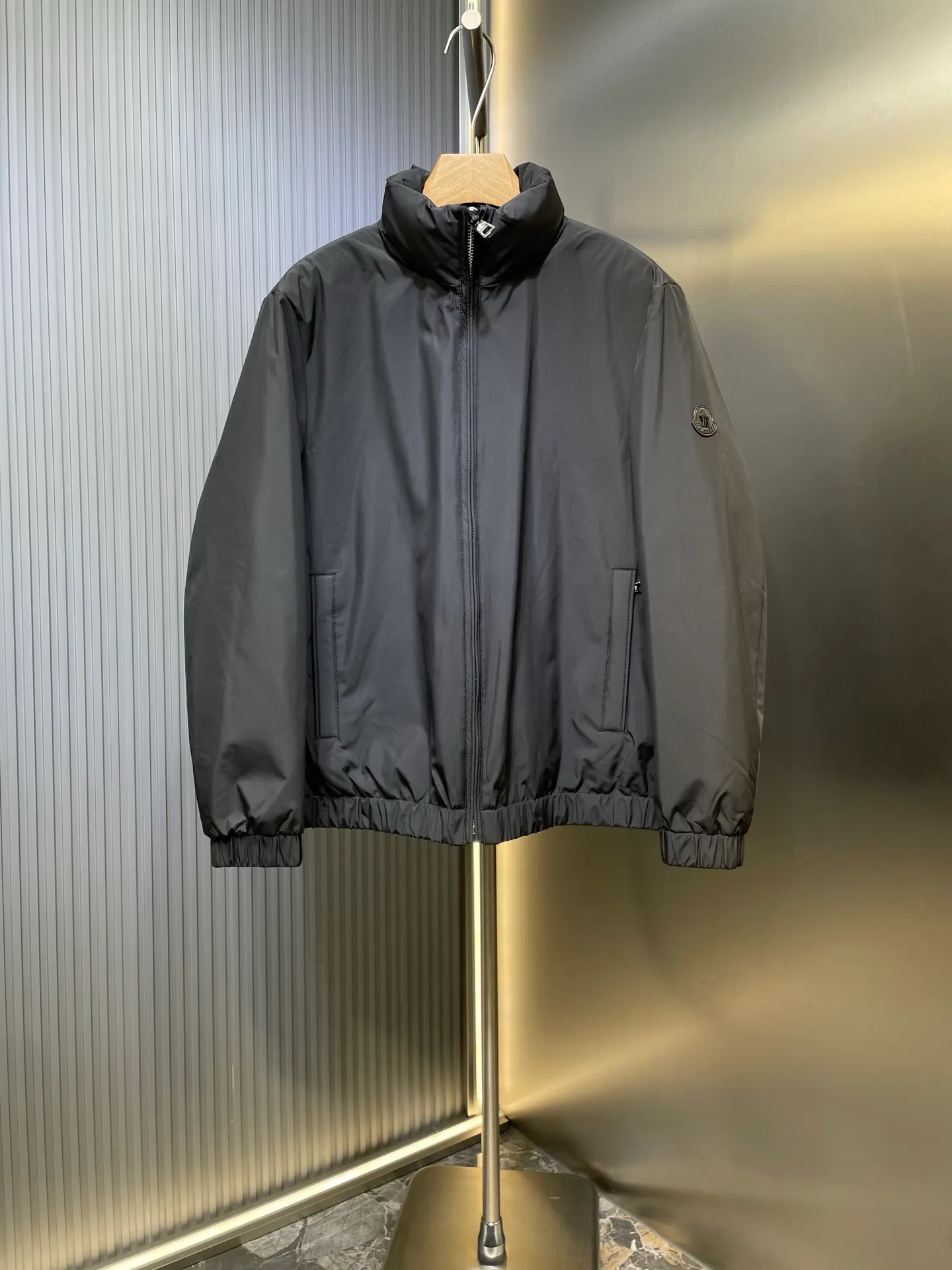 P960 Moncler 🌟Down Jacket 2025 latest fashion designer down jacket. Every detail shows high-end craftsmanship. The design changes of structural tailoring show the diverse image changes of men. It is slim and neat, and tailored to meet the current popular multi-layered wear. Versatile style for life. G8646 Code number: 12345