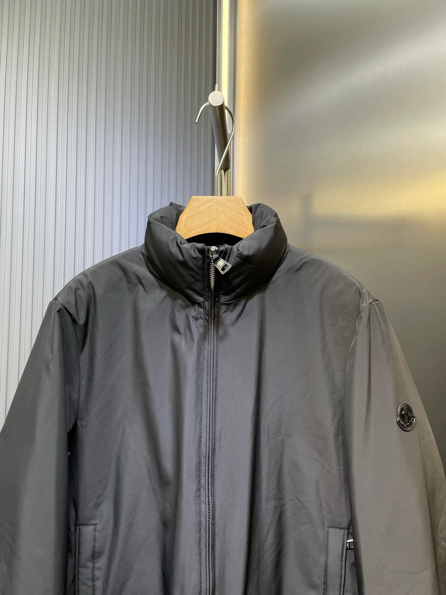 P960 Moncler 🌟Down Jacket 2025 latest fashion designer down jacket. Every detail shows high-end craftsmanship. The design changes of structural tailoring show the diverse image changes of men. It is slim and neat, and tailored to meet the current popular multi-layered wear. Versatile style for life. G8646 Code number: 12345