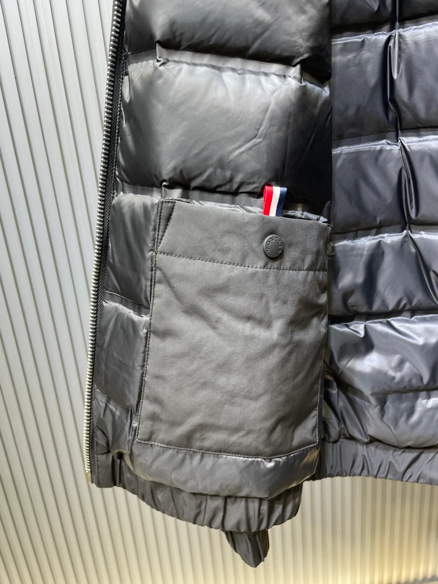 P960 Moncler 🌟Down Jacket 2025 latest fashion designer down jacket. Every detail shows high-end craftsmanship. The design changes of structural tailoring show the diverse image changes of men. It is slim and neat, and tailored to meet the current popular multi-layered wear. Versatile style for life. G8646 Code number: 12345