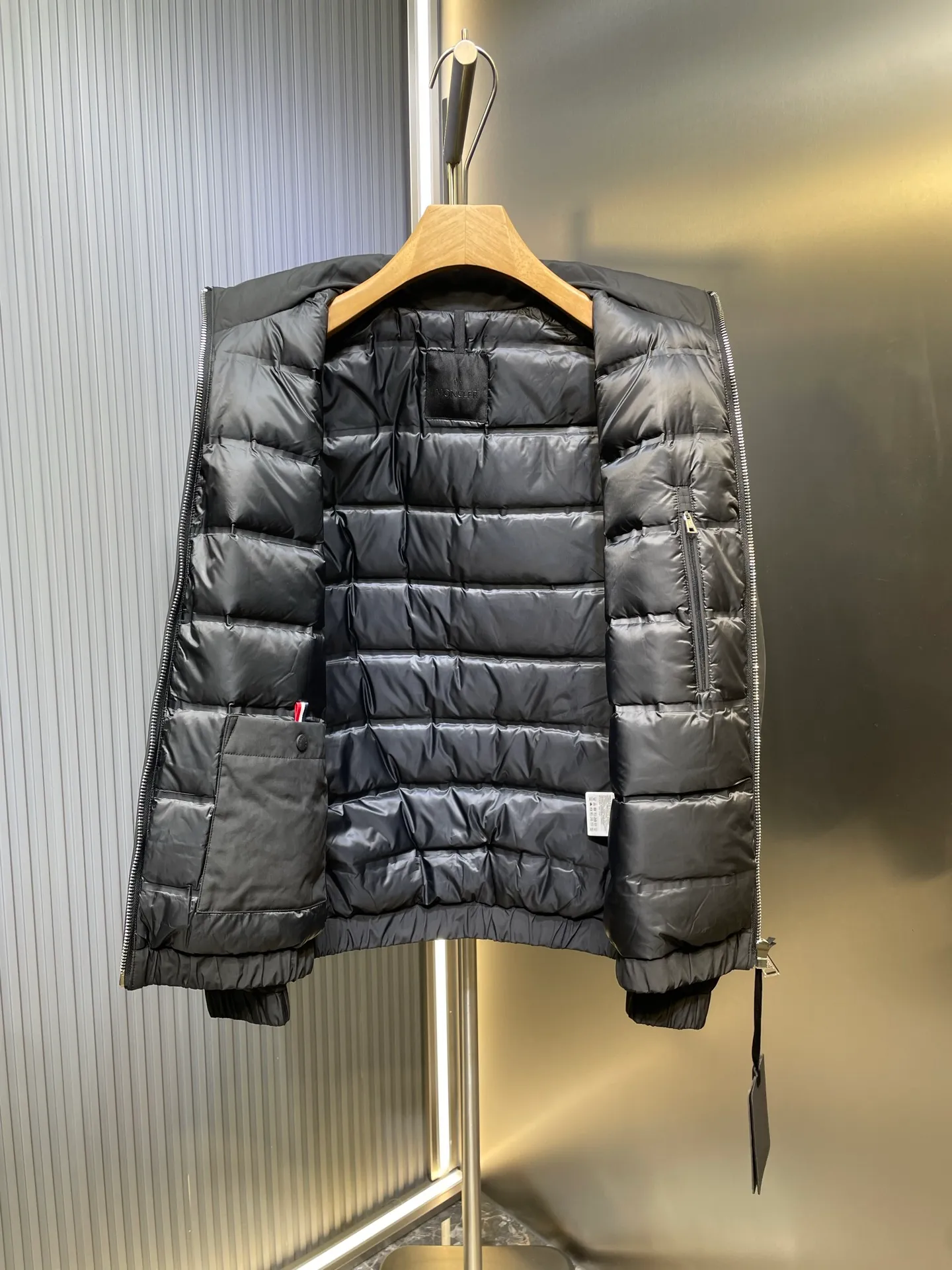 P960 Moncler 🌟Down Jacket 2025 latest fashion designer down jacket. Every detail shows high-end craftsmanship. The design changes of structural tailoring show the diverse image changes of men. It is slim and neat, and tailored to meet the current popular multi-layered wear. Versatile style for life. G8646 Code number: 12345