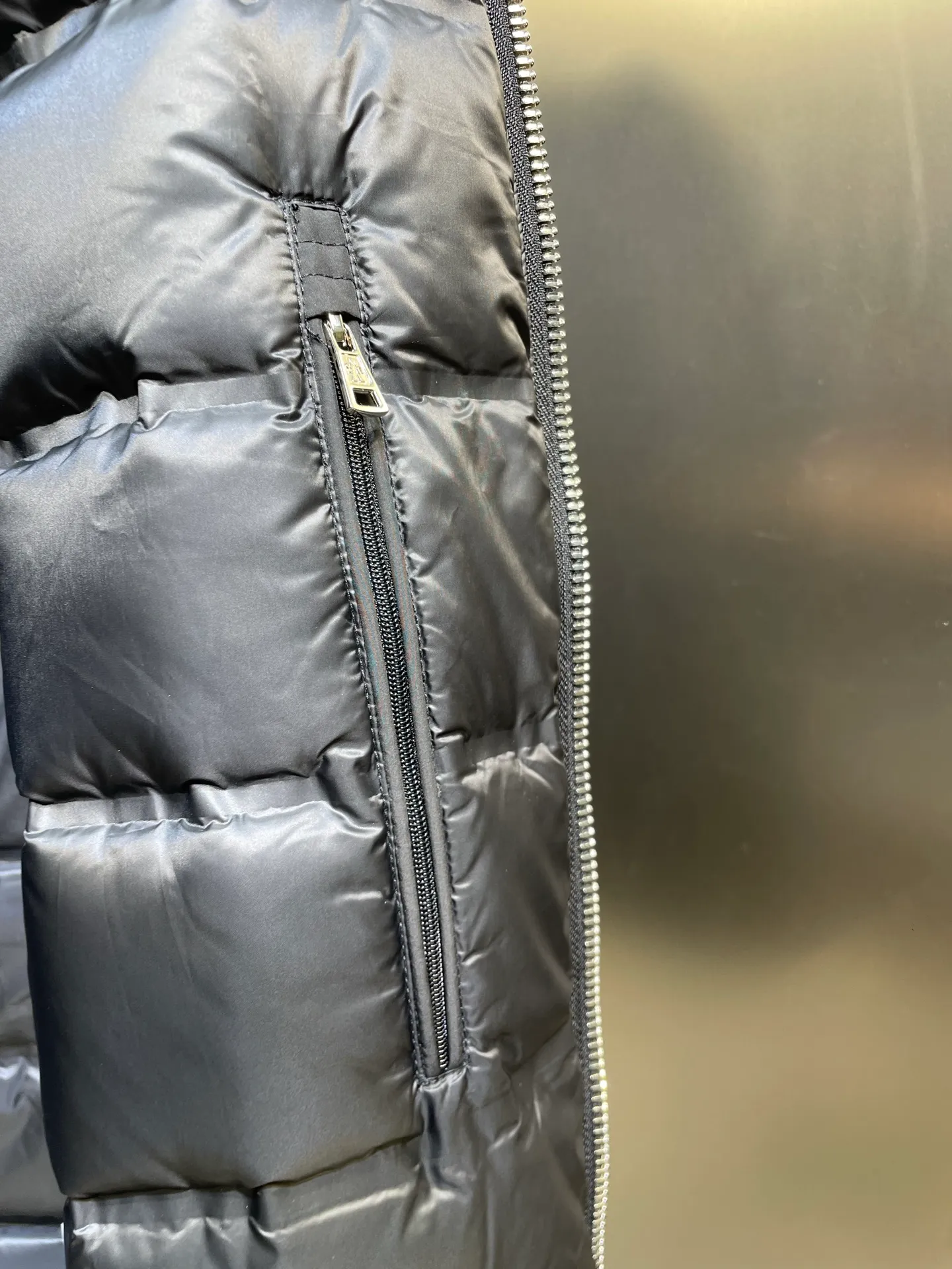P960 Moncler 🌟Down Jacket 2025 latest fashion designer down jacket. Every detail shows high-end craftsmanship. The design changes of structural tailoring show the diverse image changes of men. It is slim and neat, and tailored to meet the current popular multi-layered wear. Versatile style for life. G8646 Code number: 12345