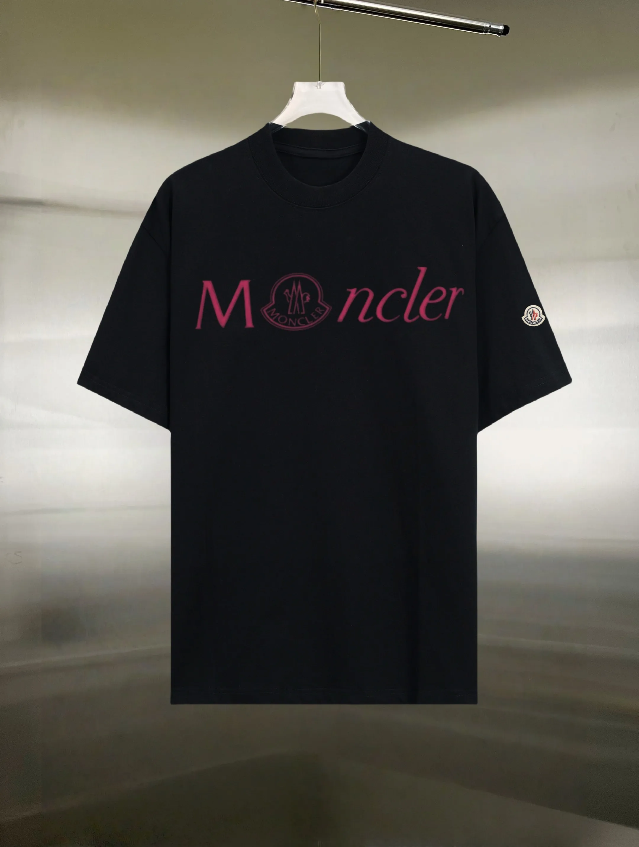 P130 Style: Moncler/muzzled short-sleeved T-shirt Fabric: 300g double yarn 100% cotton Rib: 320g Solona Process: Printing Color: White Black Size: S M L XL XXL No gender distinction, same style for men and women