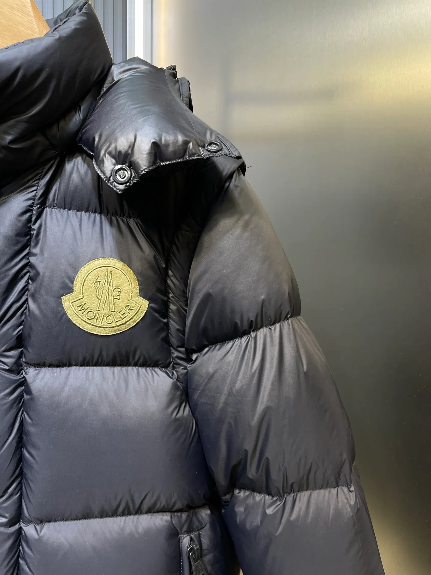 P1160 moncler 🌟Special grade 1940 autumn and winter new down jacket with detachable sleeves. Original customized hardware accessories are all imported and customized. Welcome to compare. Absolutely high quality. Made of top-grade 90 white duck down. Super soft. Filled with fluffy and full feathers. Super heavy-duty. Fabric workmanship and perfect pattern. Note that the fabric is super comfortable. Exclusive model. Non-market product. Same size for men and women. Size: 12345