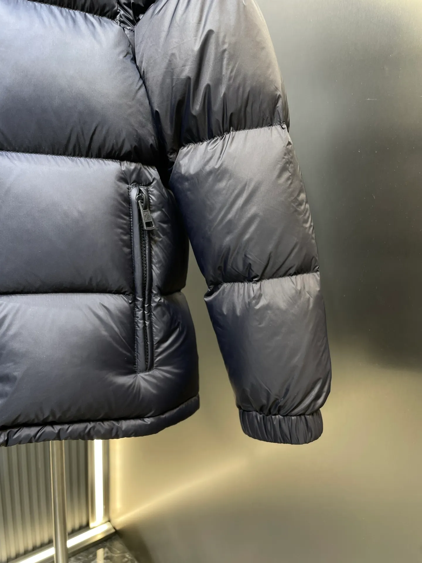 P1160 moncler 🌟Special grade 1940 autumn and winter new down jacket with detachable sleeves. Original customized hardware accessories are all imported and customized. Welcome to compare. Absolutely high quality. Made of top-grade 90 white duck down. Super soft. Filled with fluffy and full feathers. Super heavy-duty. Fabric workmanship and perfect pattern. Note that the fabric is super comfortable. Exclusive model. Non-market product. Same size for men and women. Size: 12345